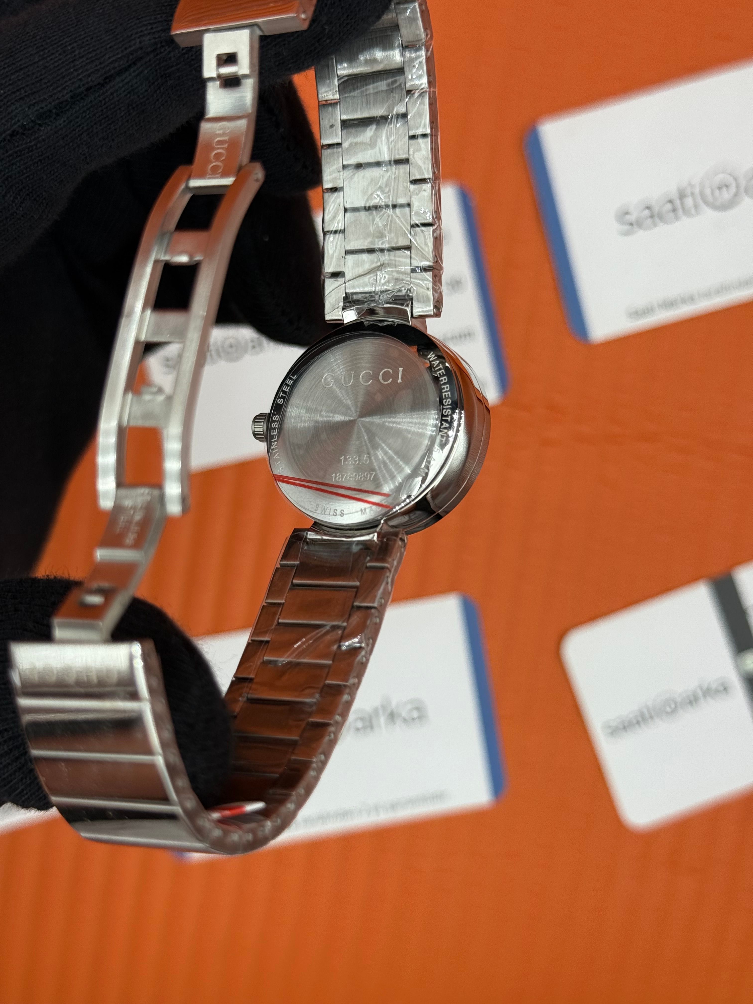 GUCCI sedefli beyaz kadran silver kordon 