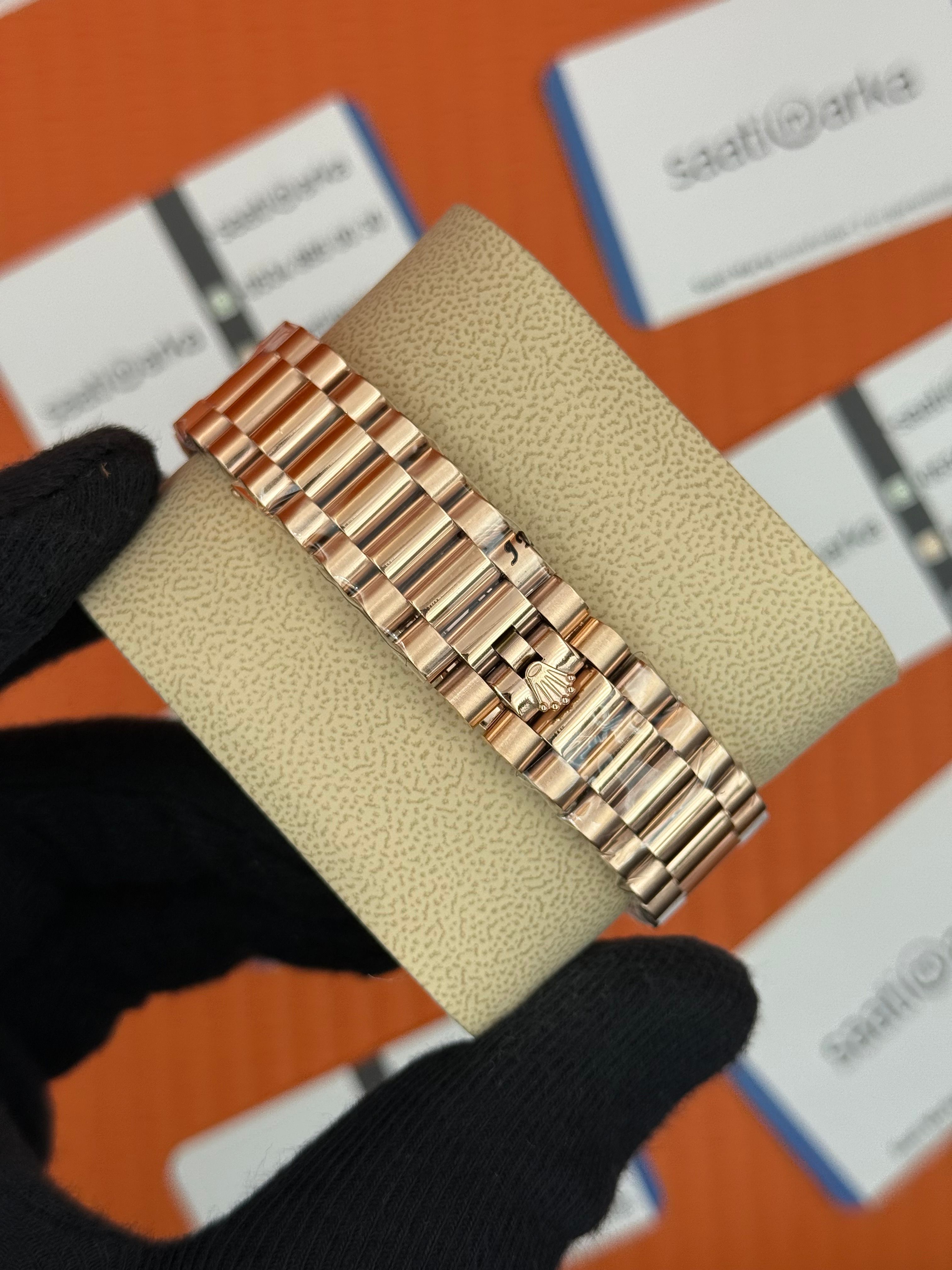 ROLEX Dsay Date taşlı bezel rose kadran rose kasa-kordon oyster