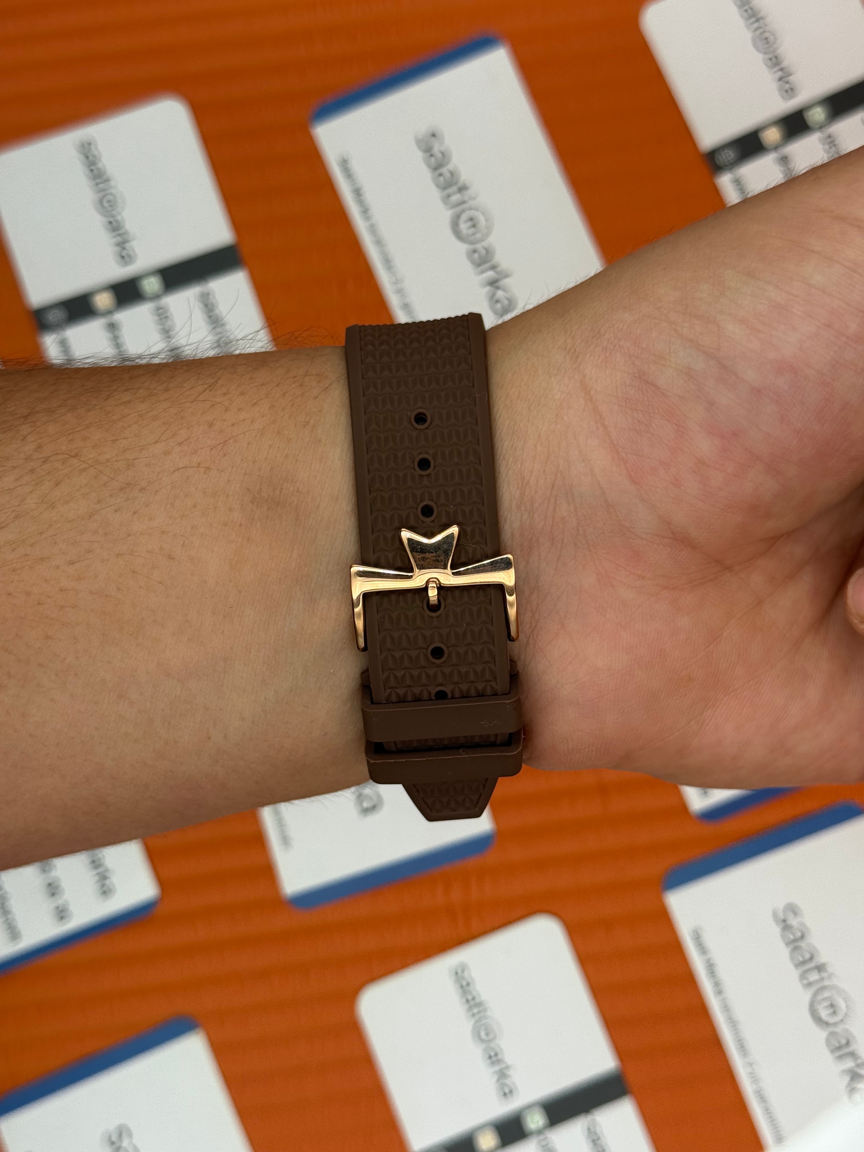 VACHERON CONSTANTIN overseas chronograph beyaz kadran rose kasa kahverengi kauçuk kordon erkek kol saati