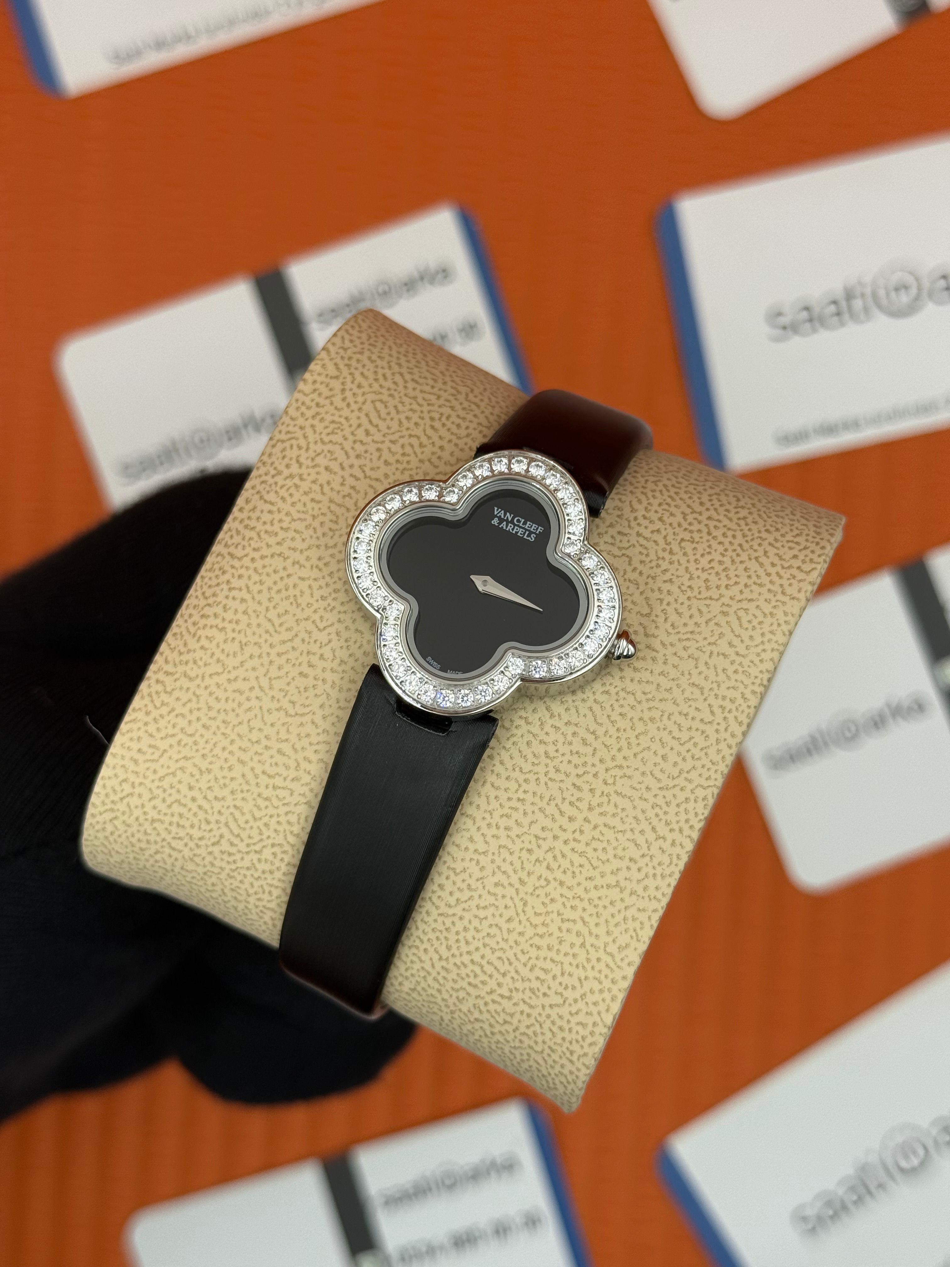 VAN CLEEF siyah kadran taşlı bezel deri kordon kadın kol saati 