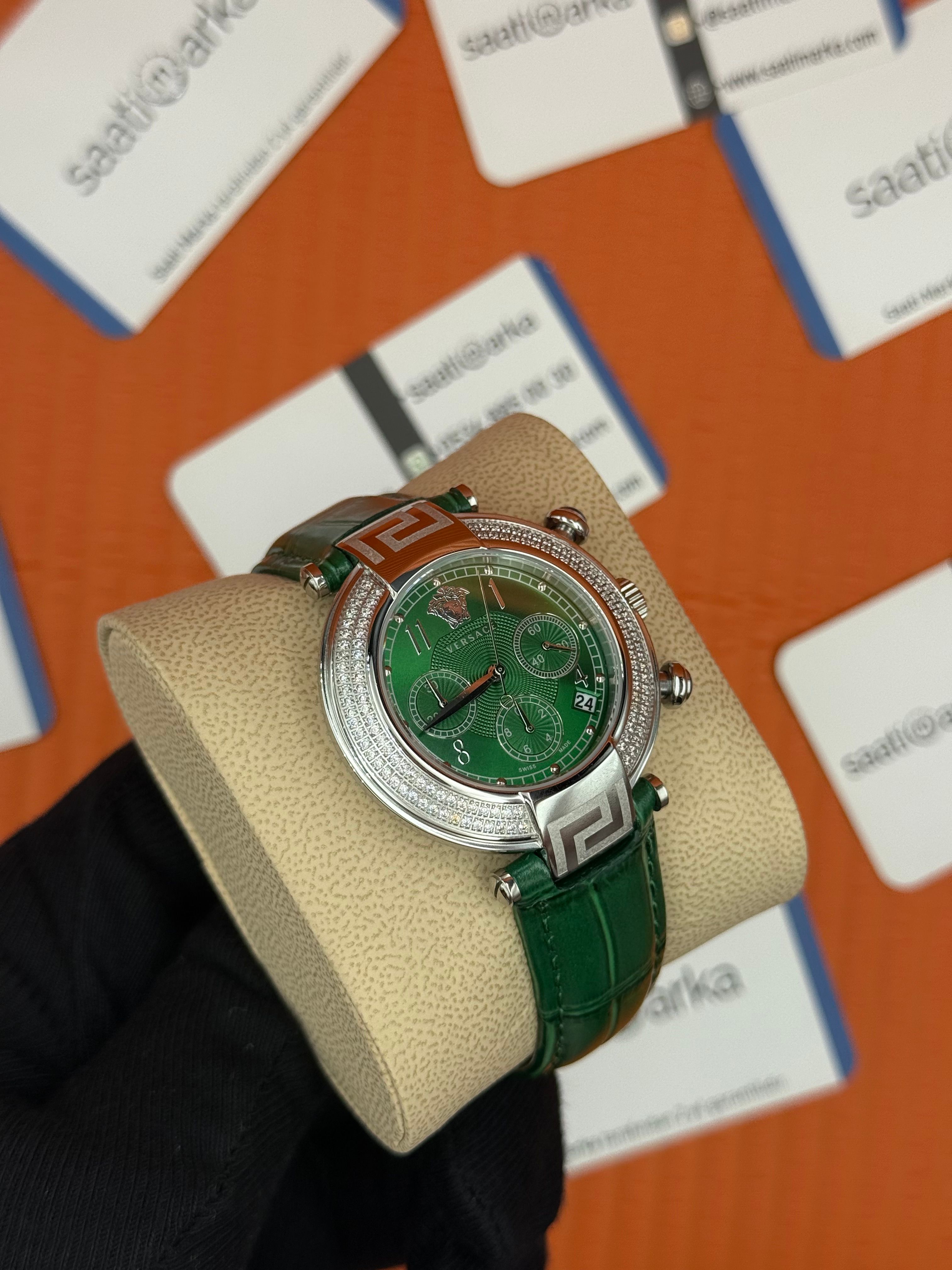 VERSACE taşlı bezel yeşil kadran yeşil deri kordon silver kasa kadın  kol saati
