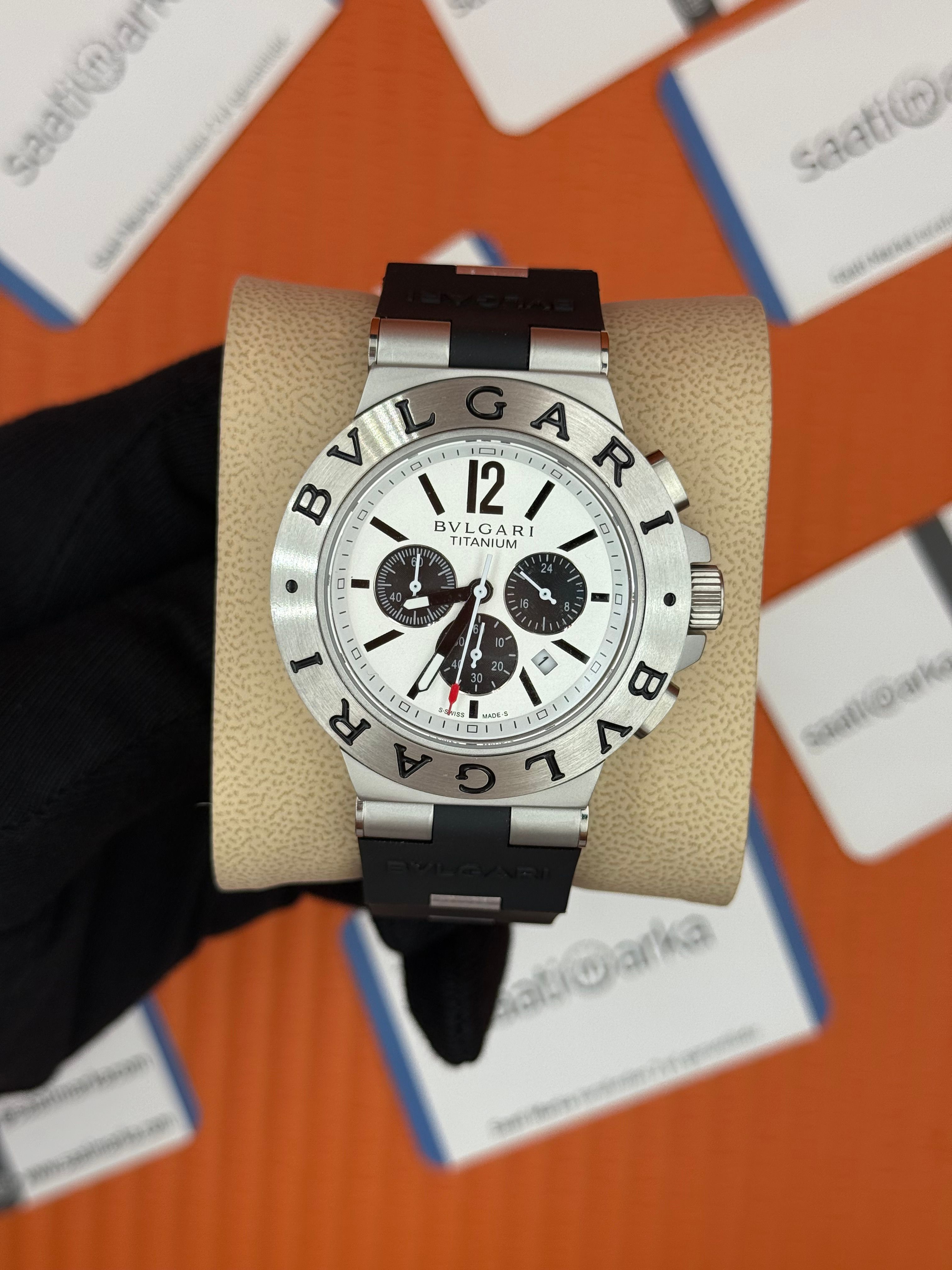 BVLGARI 103722 Aluminium kasa kauçuk siyah kordon erkek kol saati