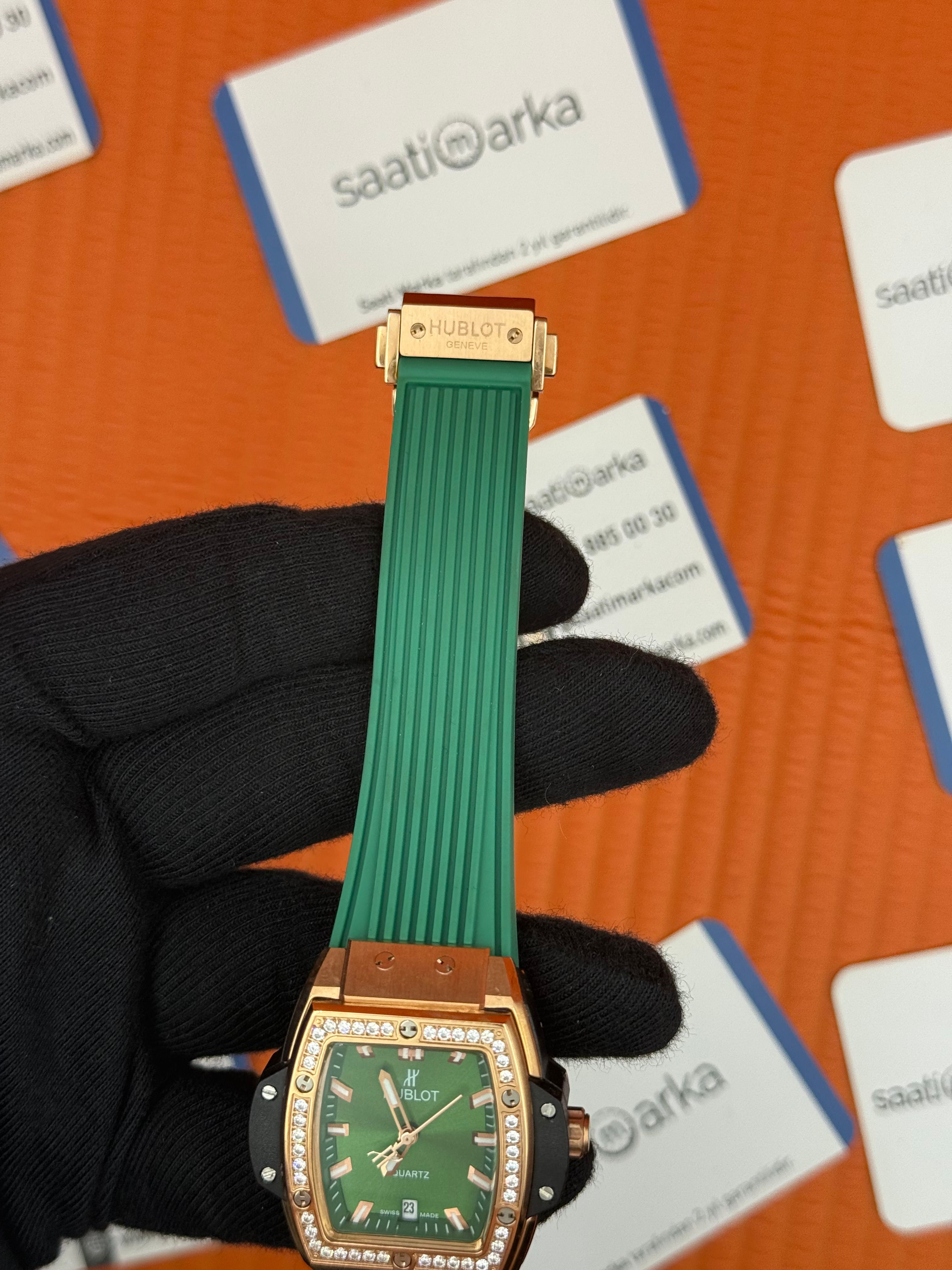 HUBLOT taşlı bezel rose kasa yeşil kadran yeşil kauçuk kordon kadın kol saati