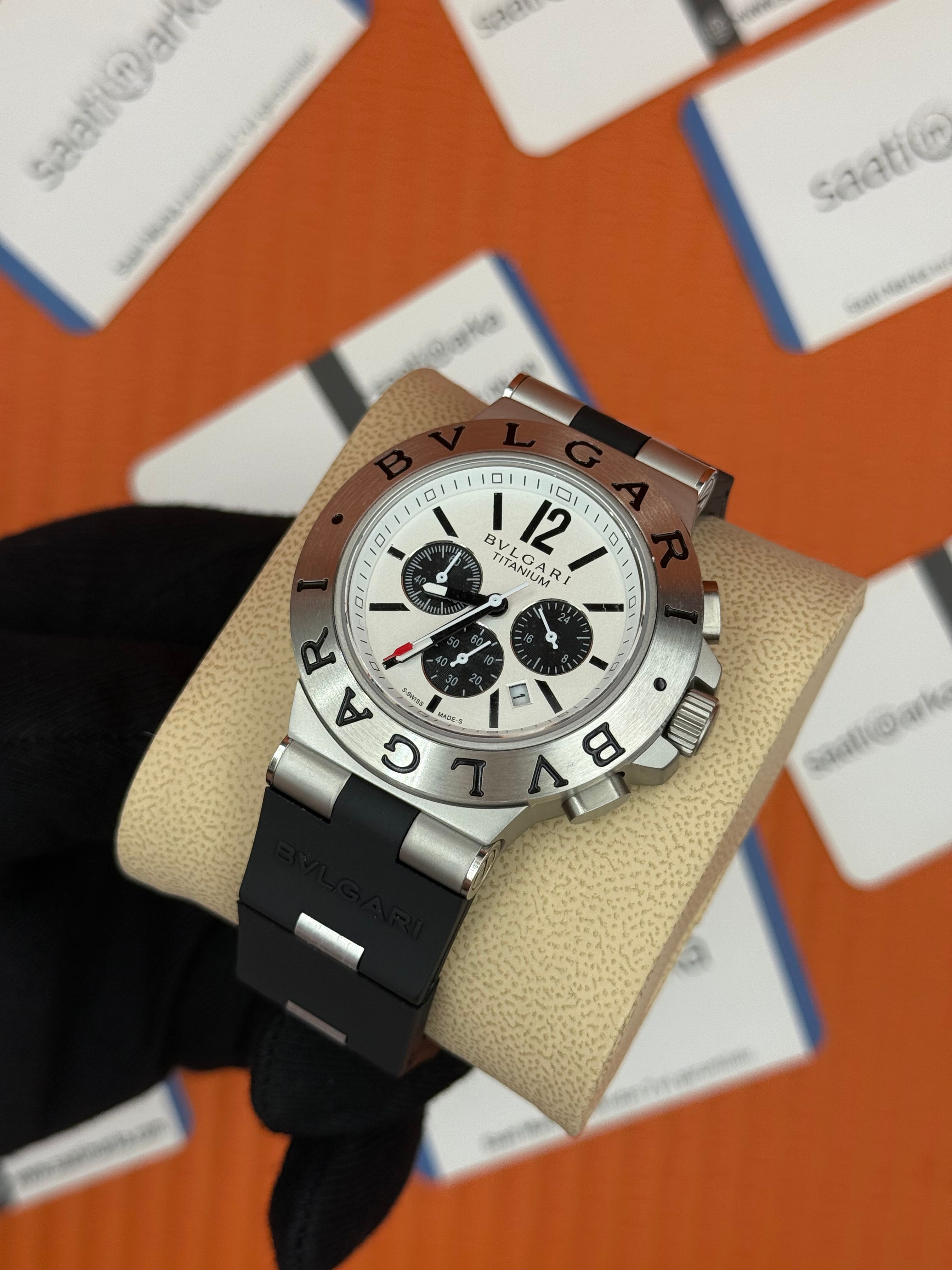 BVLGARI 103722 Aluminium kasa kauçuk siyah kordon erkek kol saati