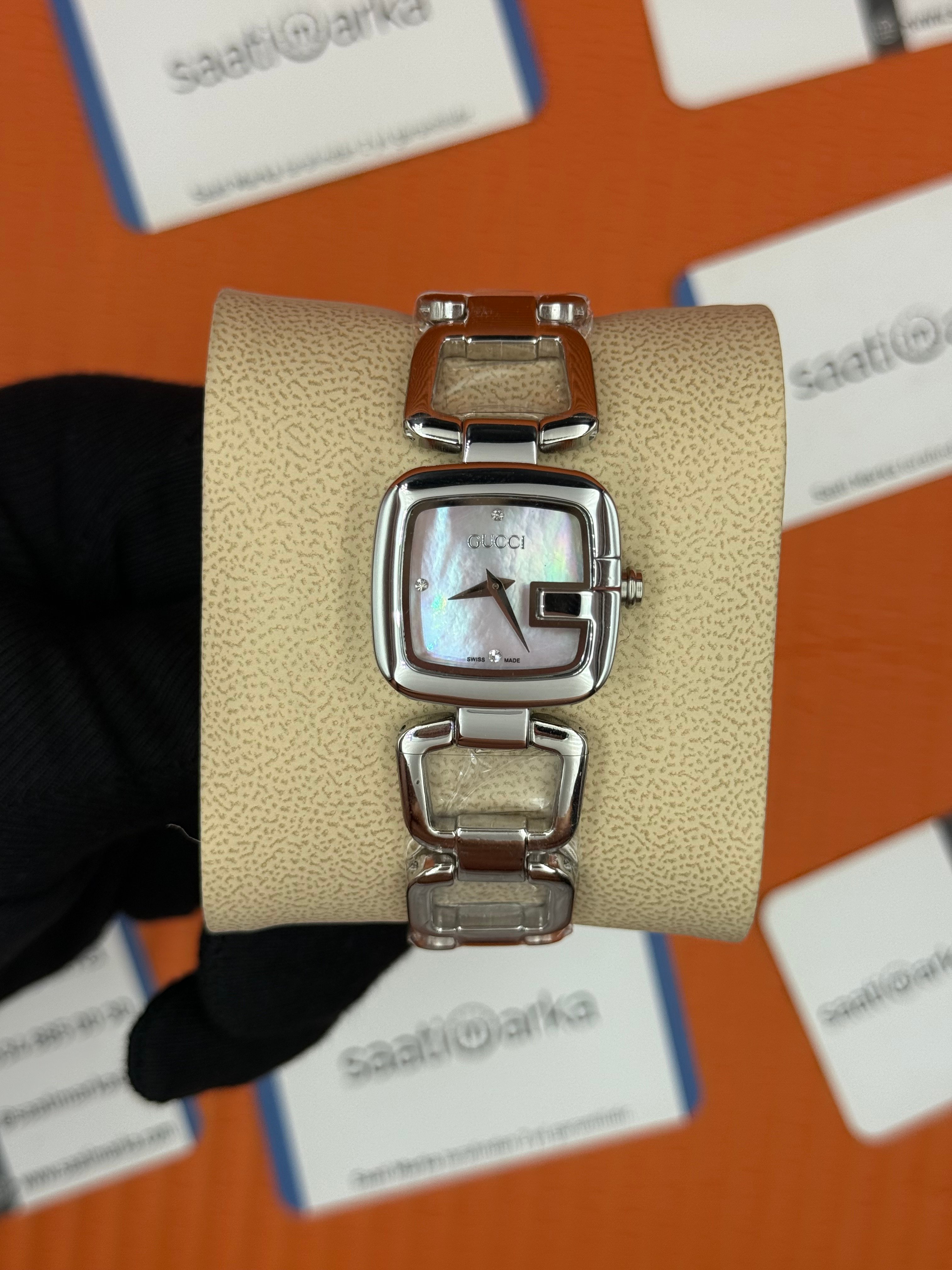 GUCCI YA125502 beyaz sedefli kadran silver kasa kordon kadın kol saati