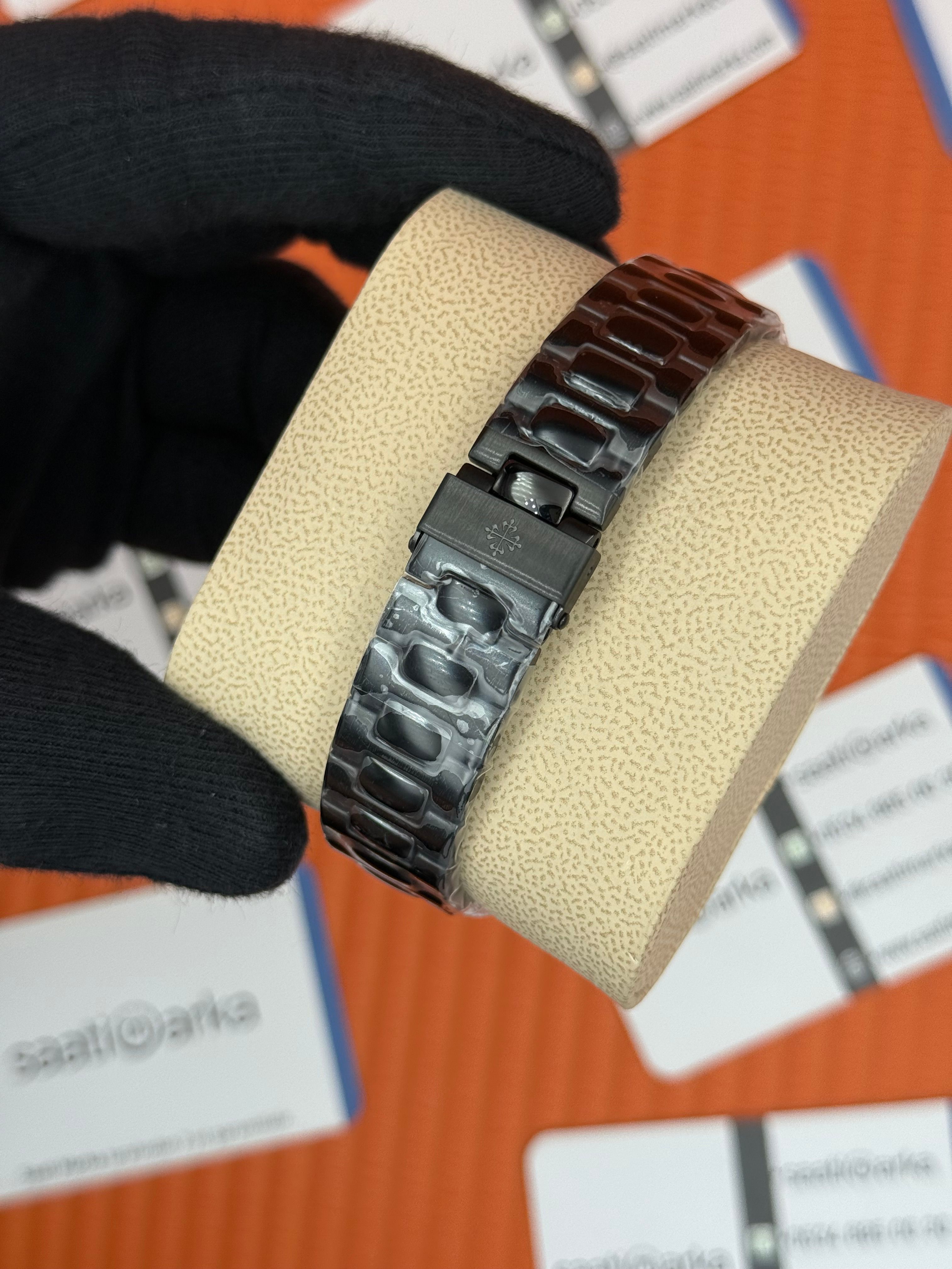 PATEK PHILIPPE NAUTİLUS KIRMIZI KADRAN SİYAH KASA-KORDON