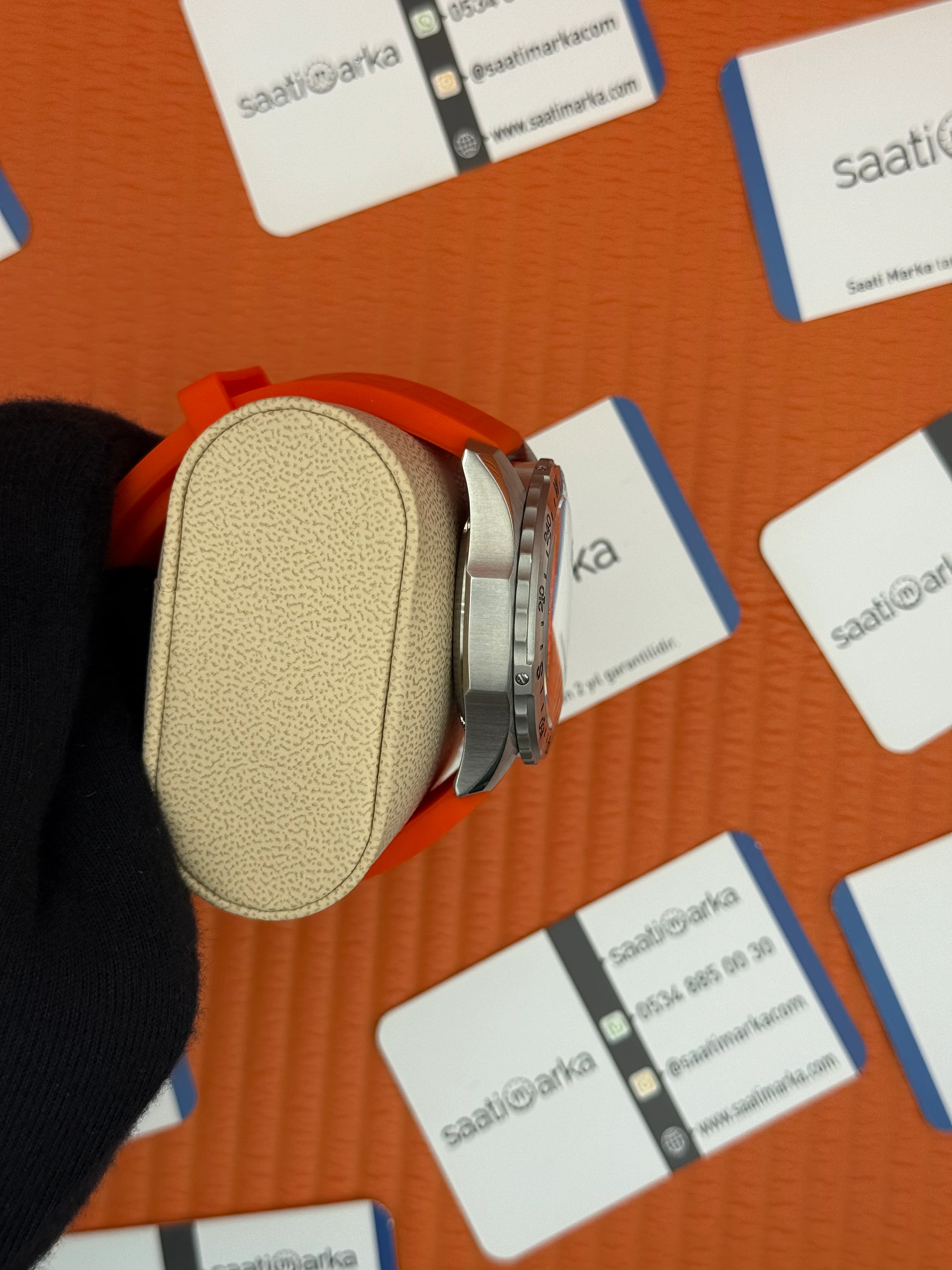 BREITLING Endurance turuncu kauçuk kordon gri kadran çelik kasa