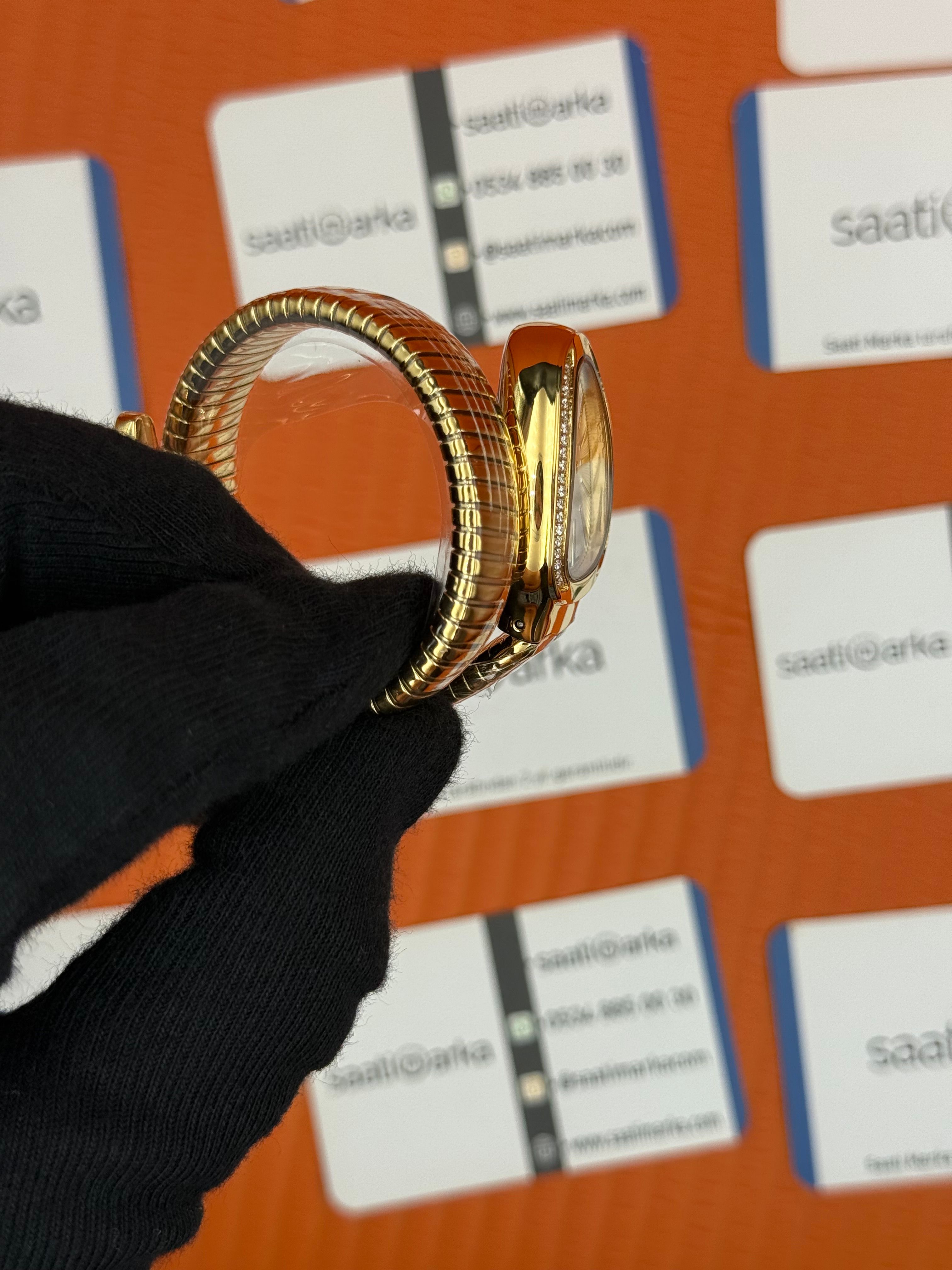 BVLGARİ serpenti tek sarma gold kordon taşlı bezel beyaz kadran kadın kol saati