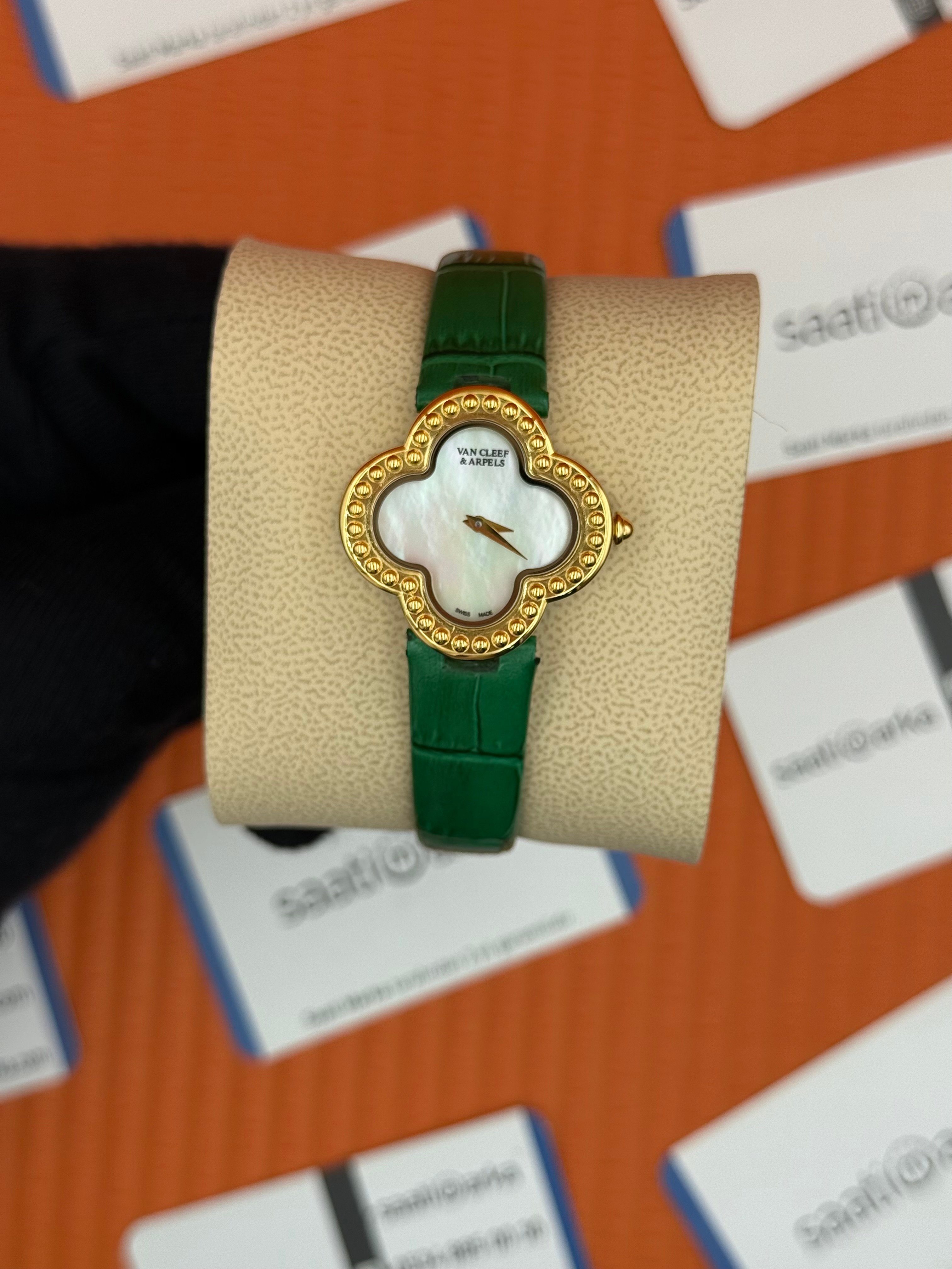 VAN CLEEF beyaz kadran yeşil deri kordon gold kasa kadın kol saati