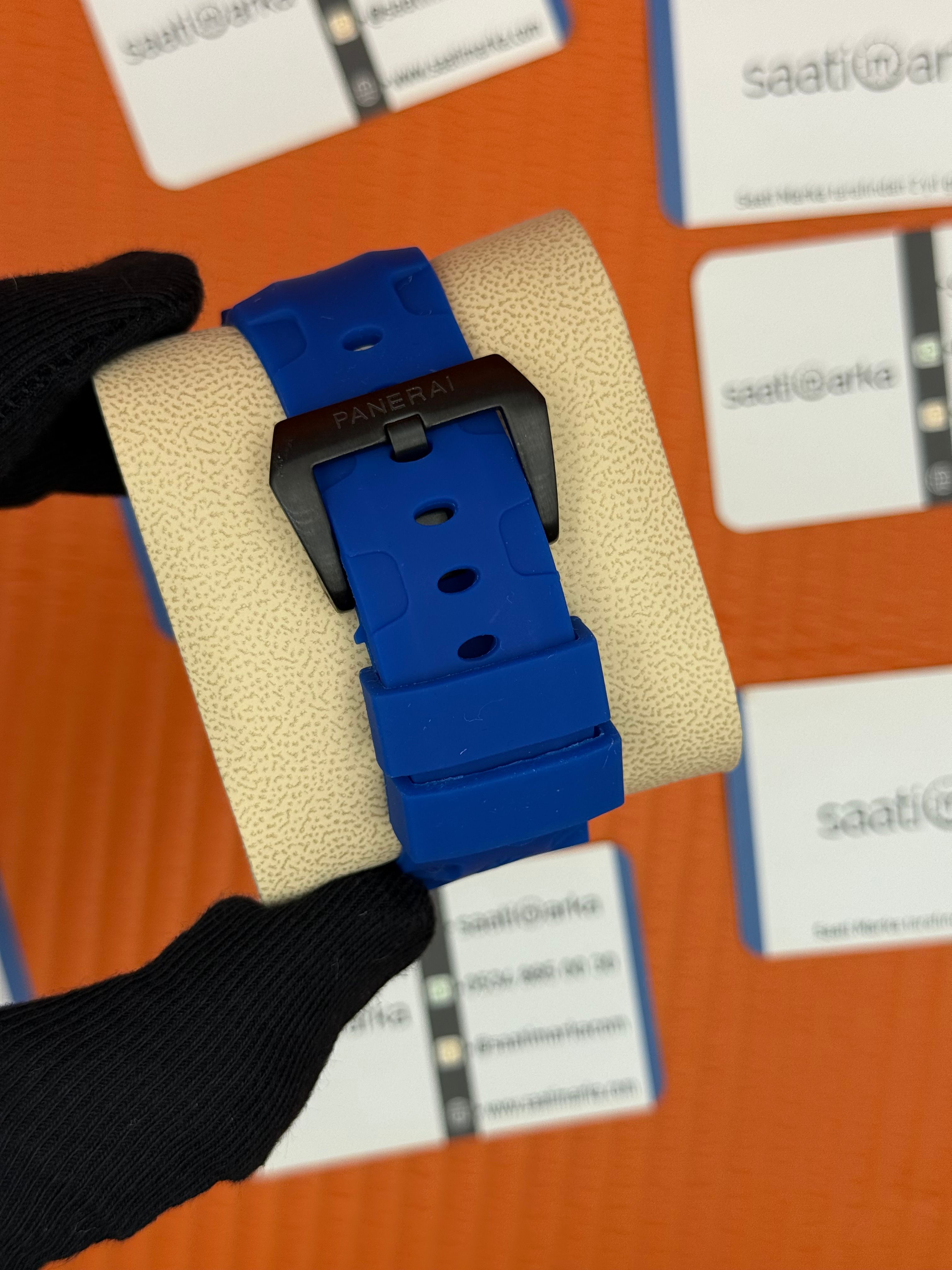 PANERAI submersible carbotech 300mm  mavi kauçuk kordon siyah kasa lacivert kadran