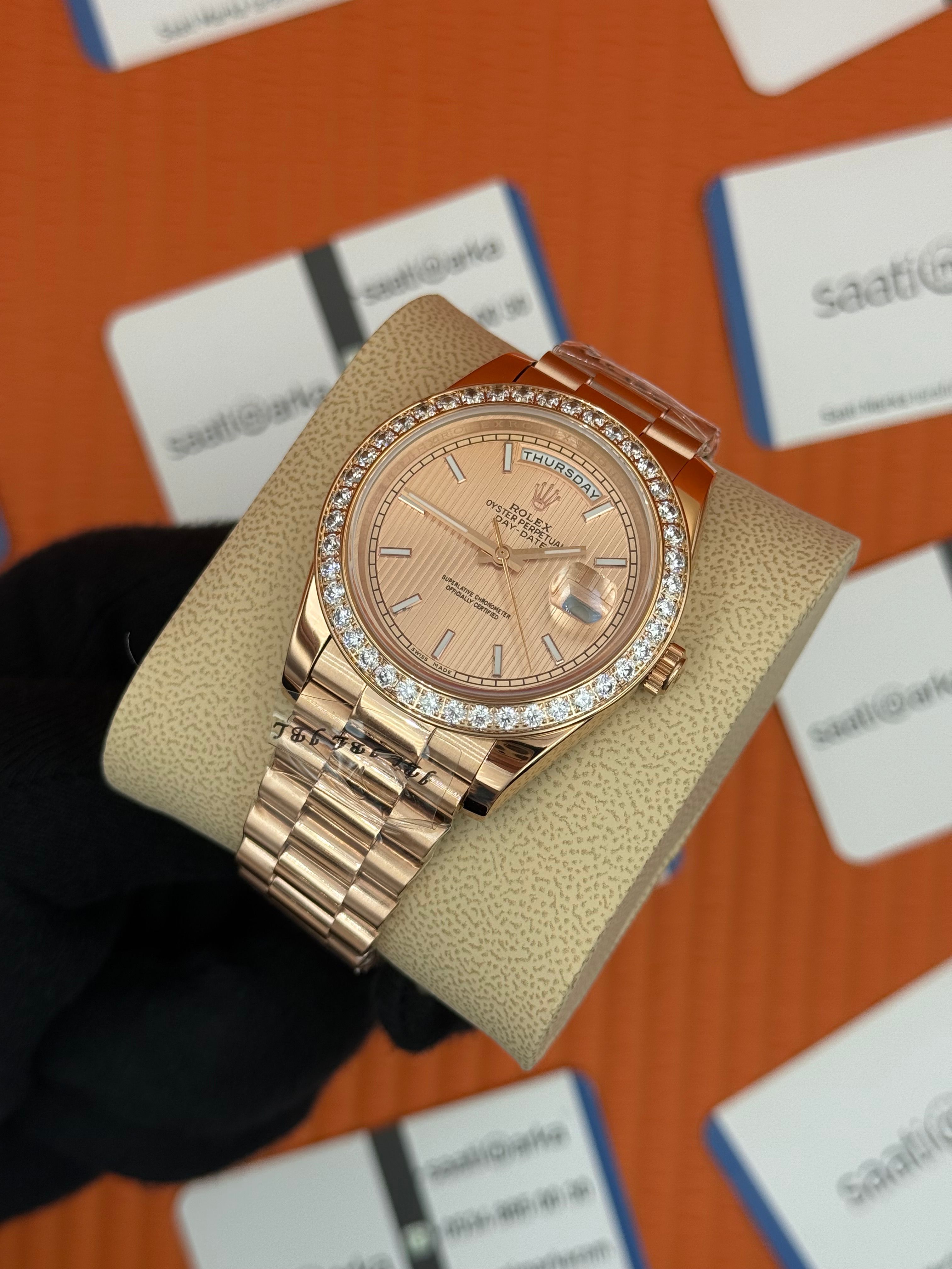 ROLEX Dsay Date taşlı bezel rose kadran rose kasa-kordon oyster