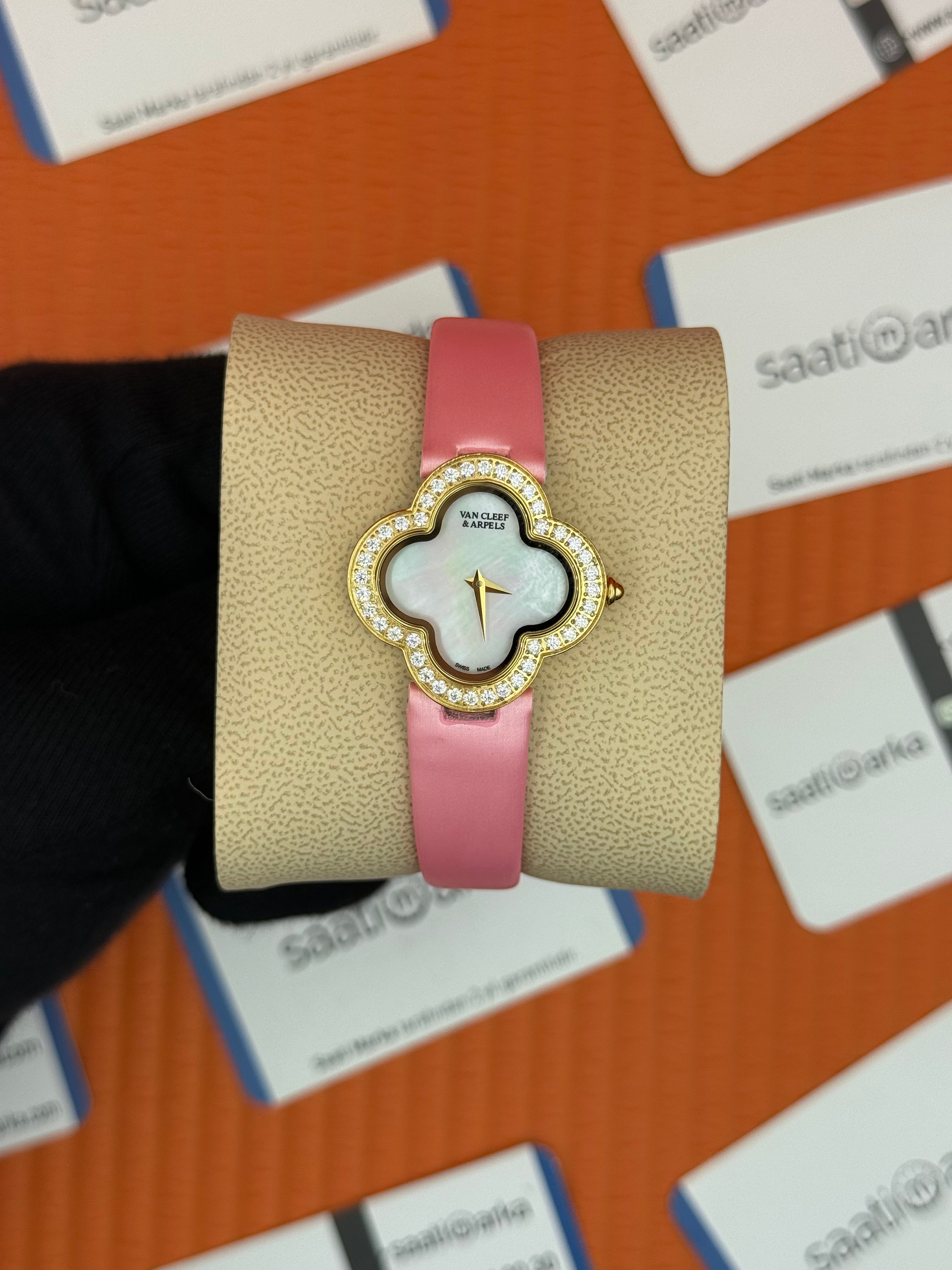 VAN CLEEF beyaz kadran pembe deri kordon gold kasa taşlı bezel kadın kol saati