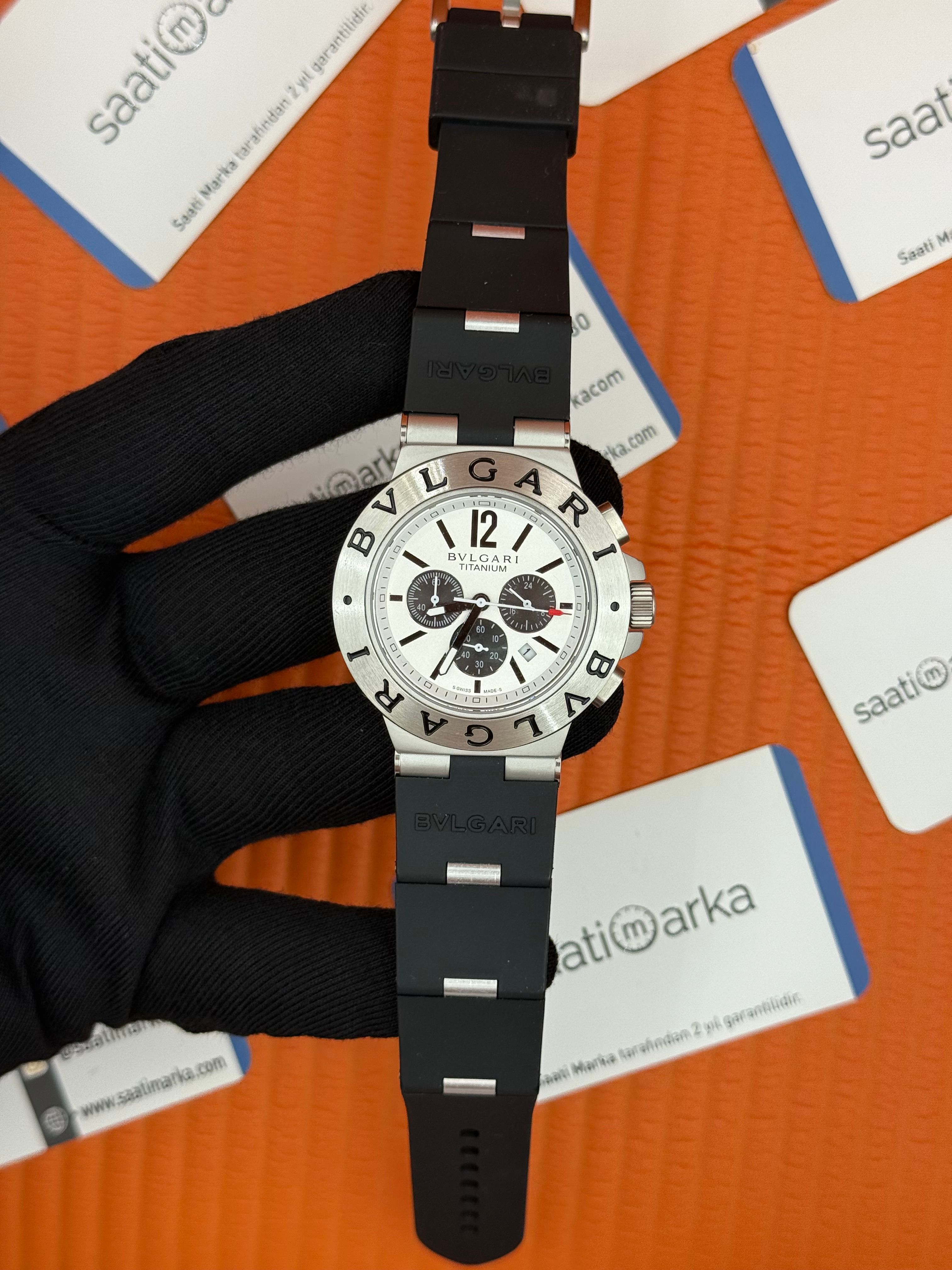 BVLGARI 103722 Aluminium kasa kauçuk siyah kordon erkek kol saati