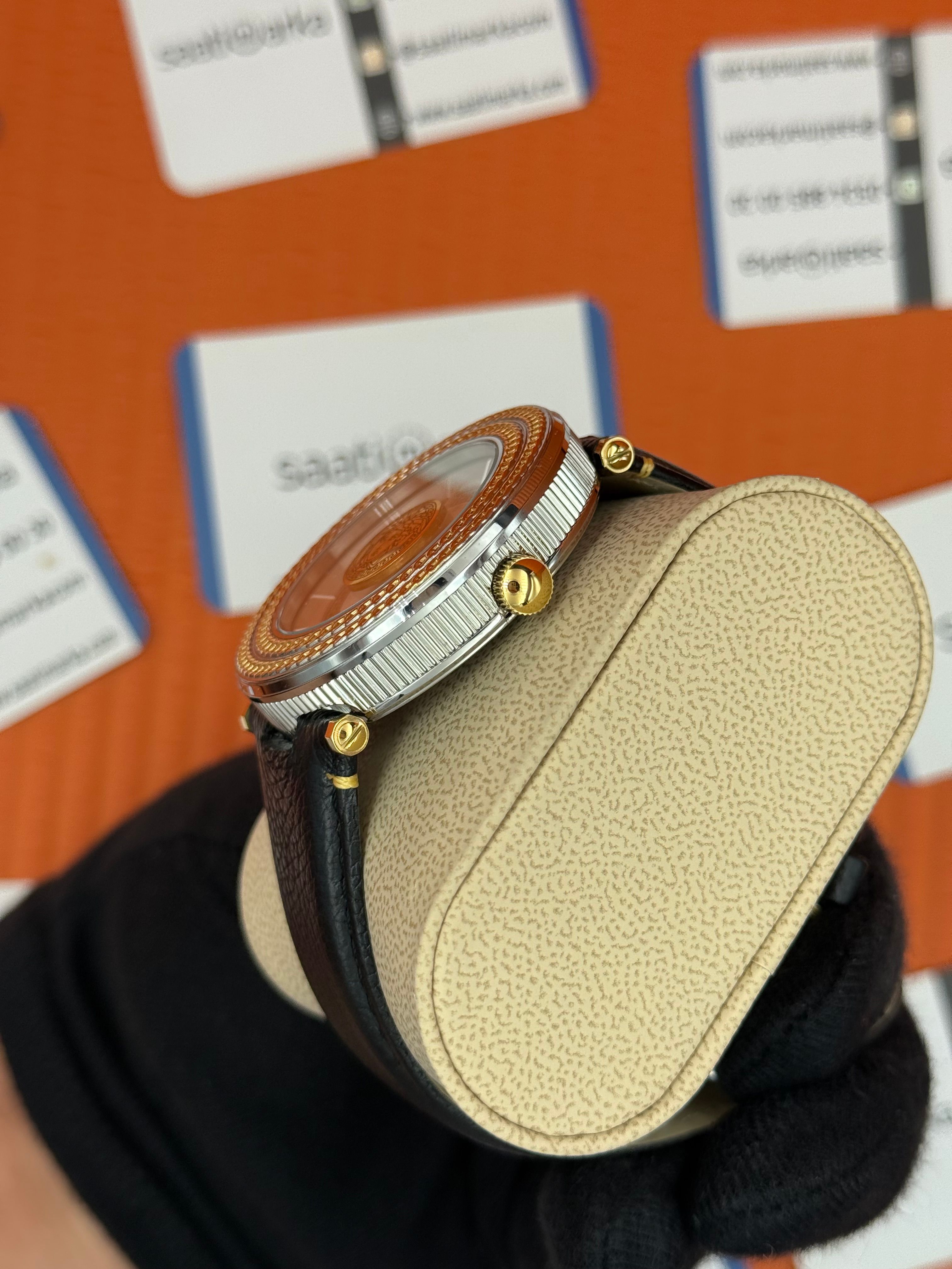 VERSACE SİYAH DERİ KORDON BEYAZ KADRAN GOLD BEZEL