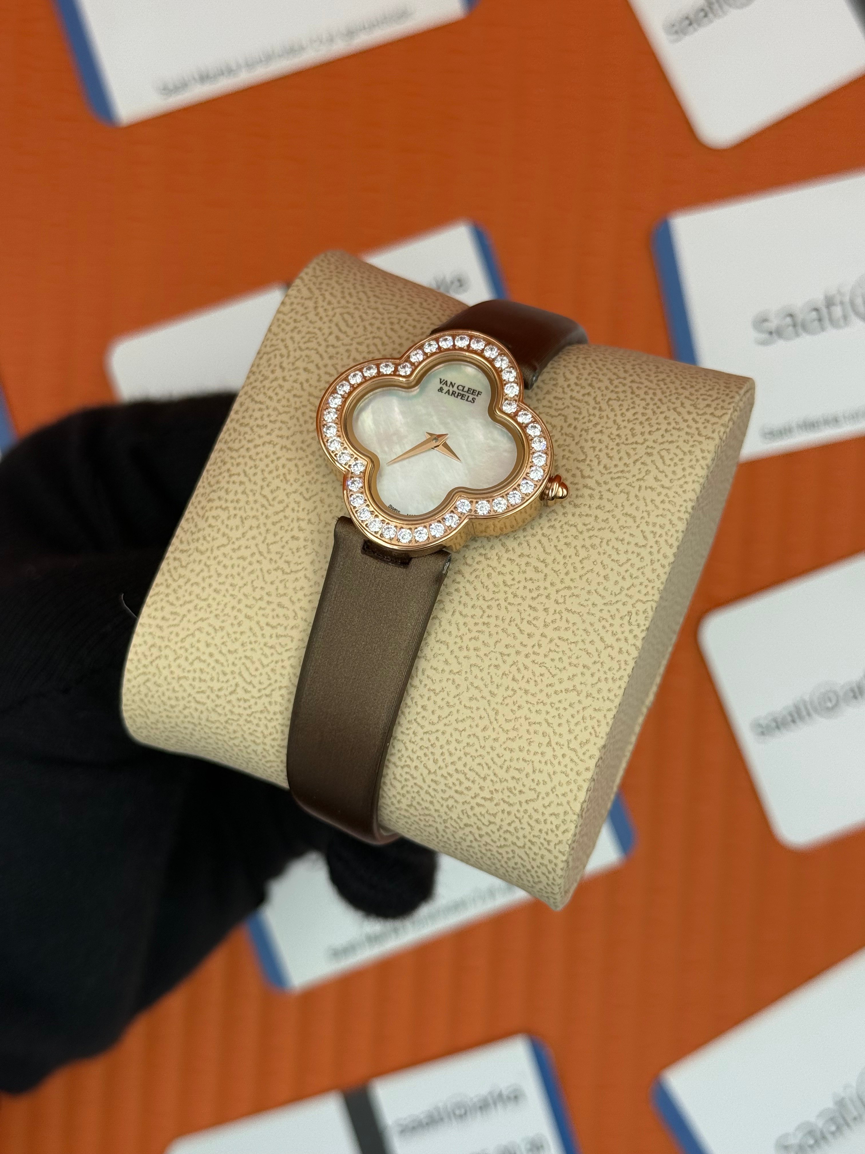 VAN CLEEF beyaz kadran kahverengi deri kordon taşlı bezel kadın kol saati
