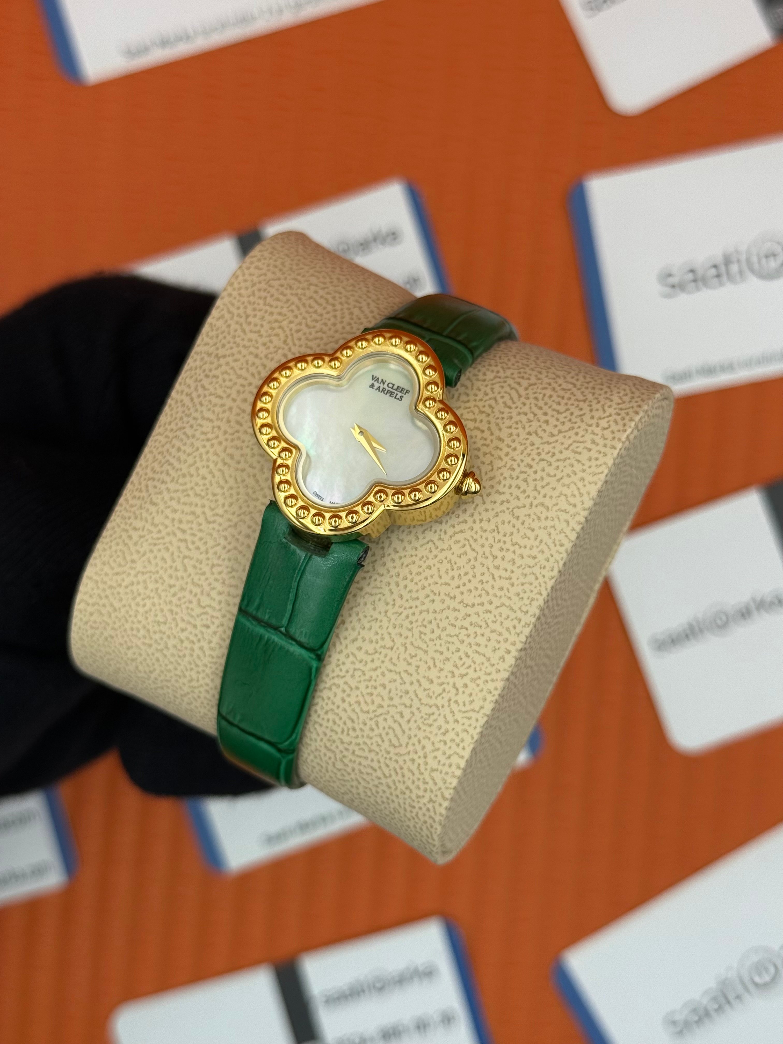 VAN CLEEF beyaz kadran yeşil deri kordon gold kasa kadın kol saati