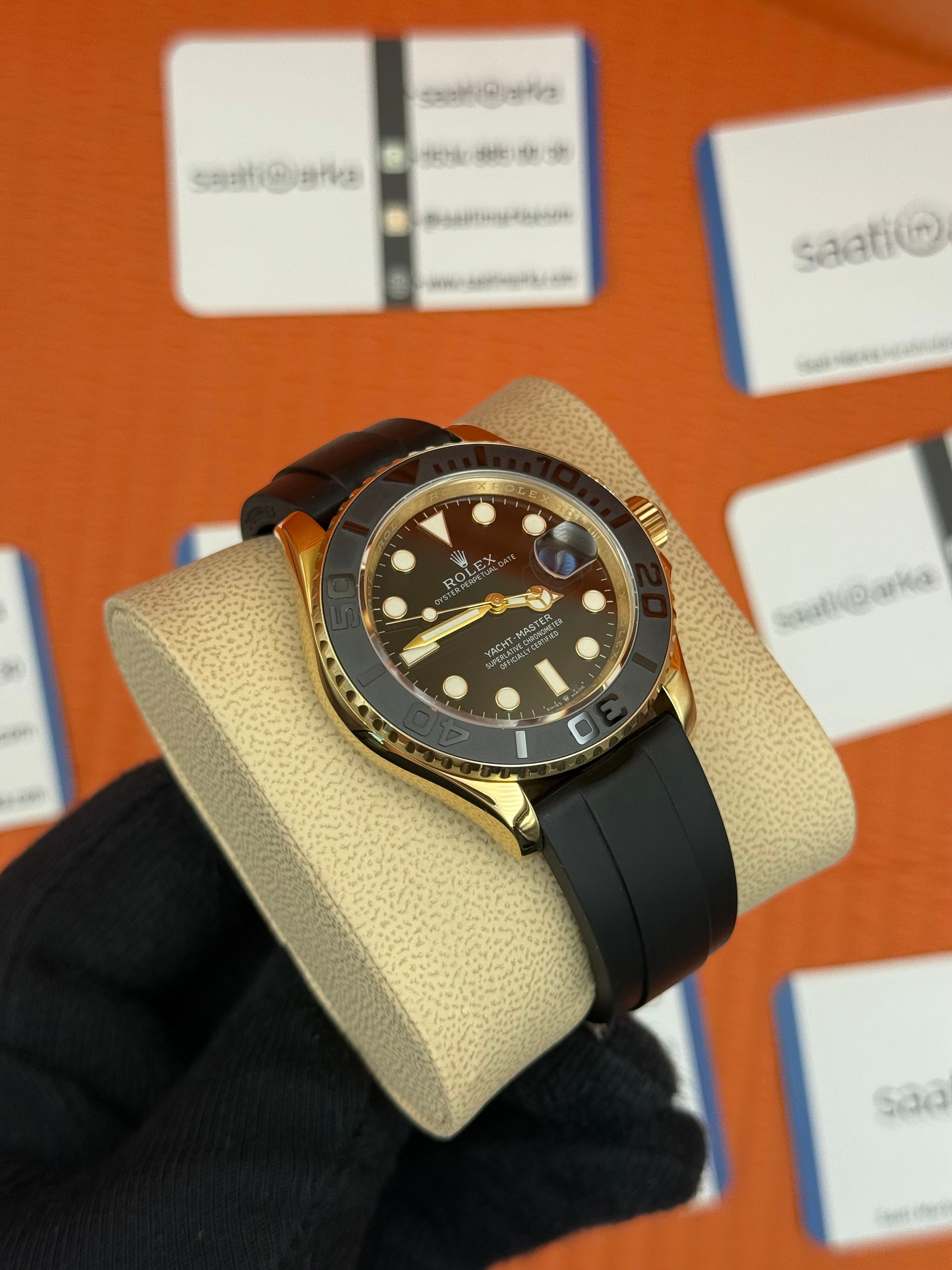 ROLEX Yacht Master black dial gold kasa siyah kauçuk kordon