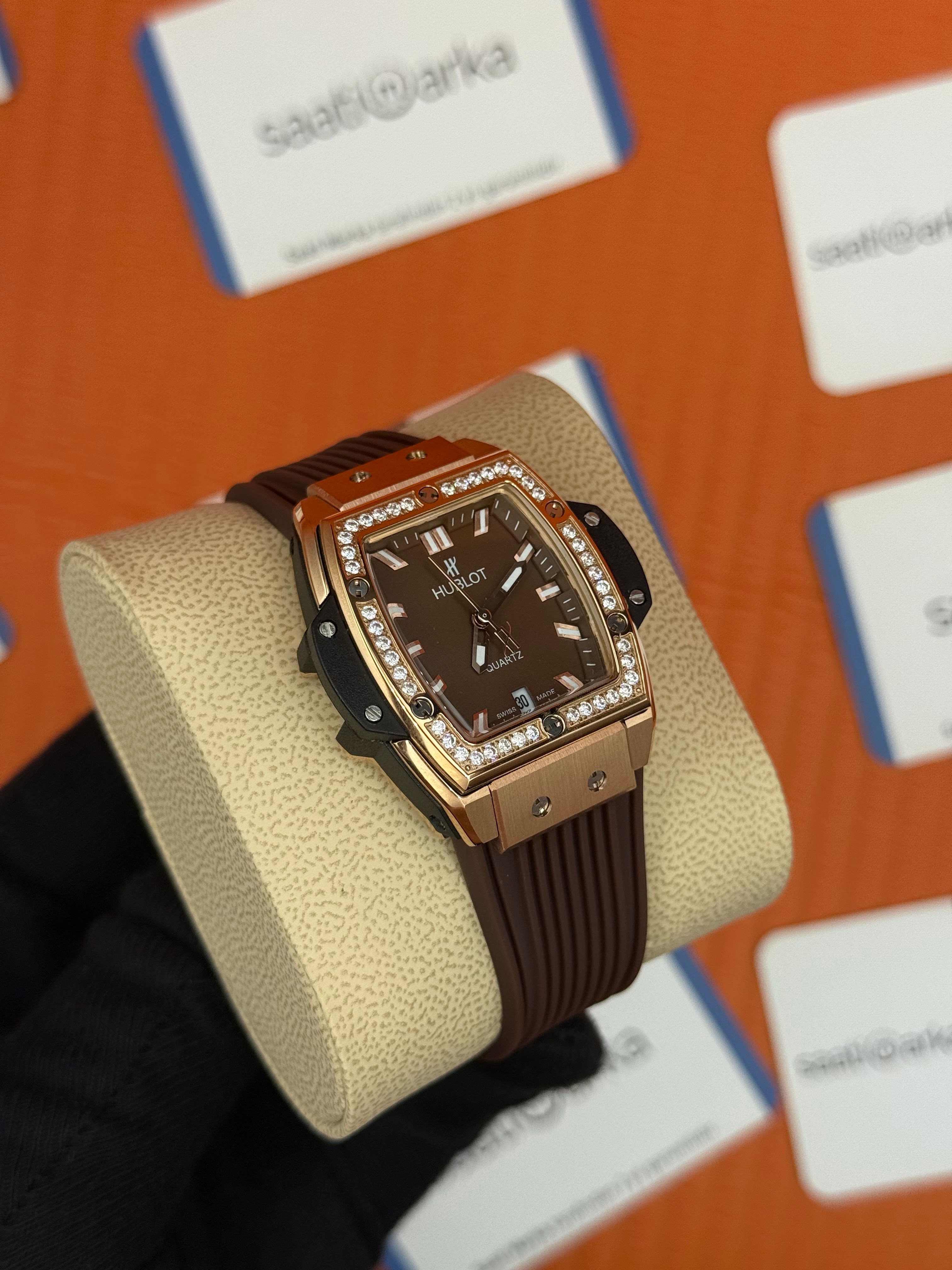 HUBLOT taşlı bezel rose kasa kahverengi kadran kahverengi kauçuk kordon kadın kol saati