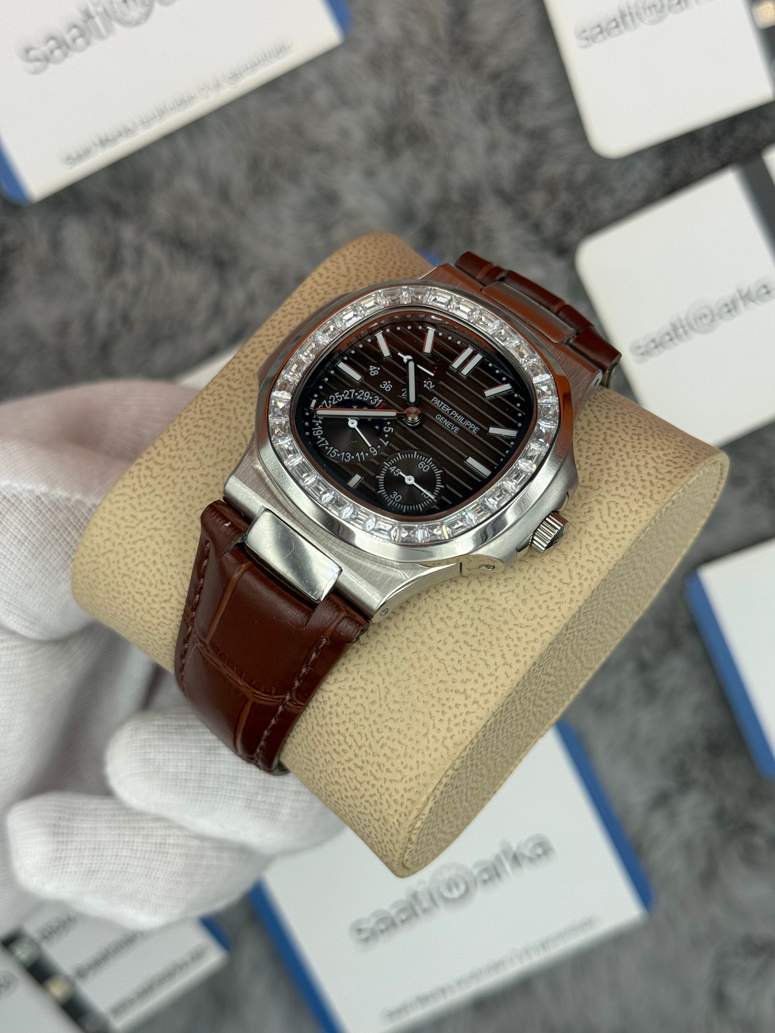 PATEK PHİLİPPE nautilus moontphase 5712 taşlı bezel kahverengi kadran kahverengi deri kordon silver kasa 40mm erkek kol saati