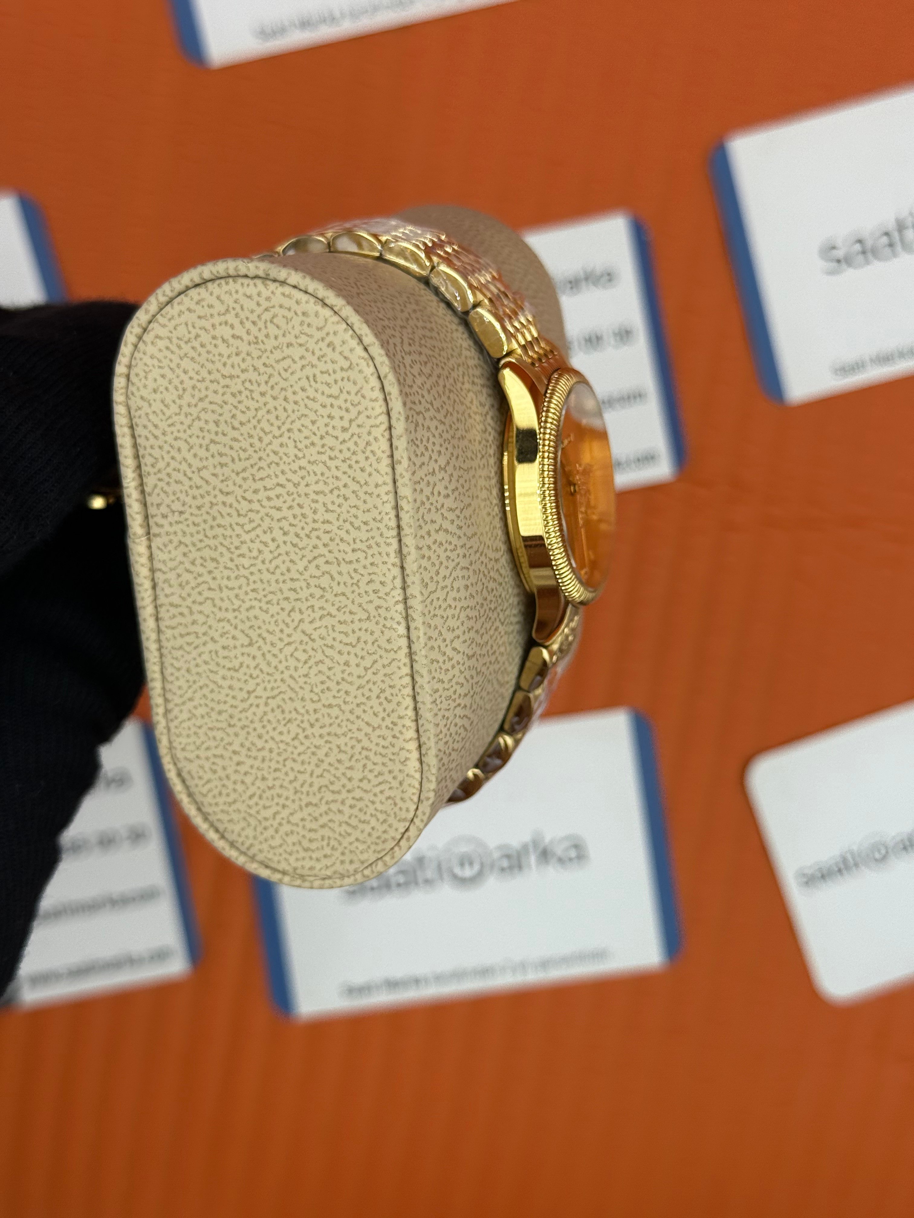 GUCCI şampanya kadran gold kasa kordon kadın kol saati