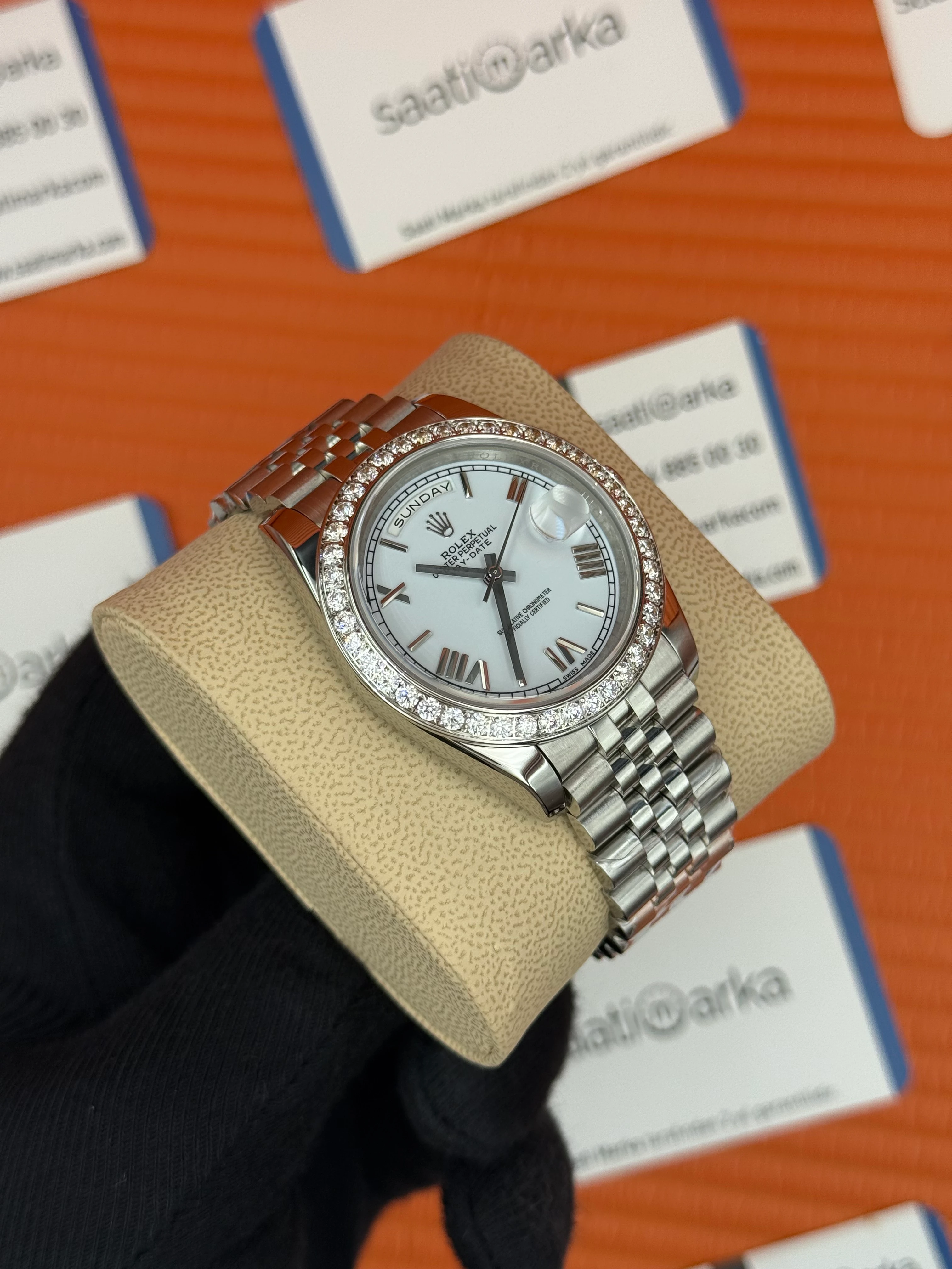 ROLEX Day Date taşlı bezel roma rakamlı beyaz kadran silver jubilee kordon