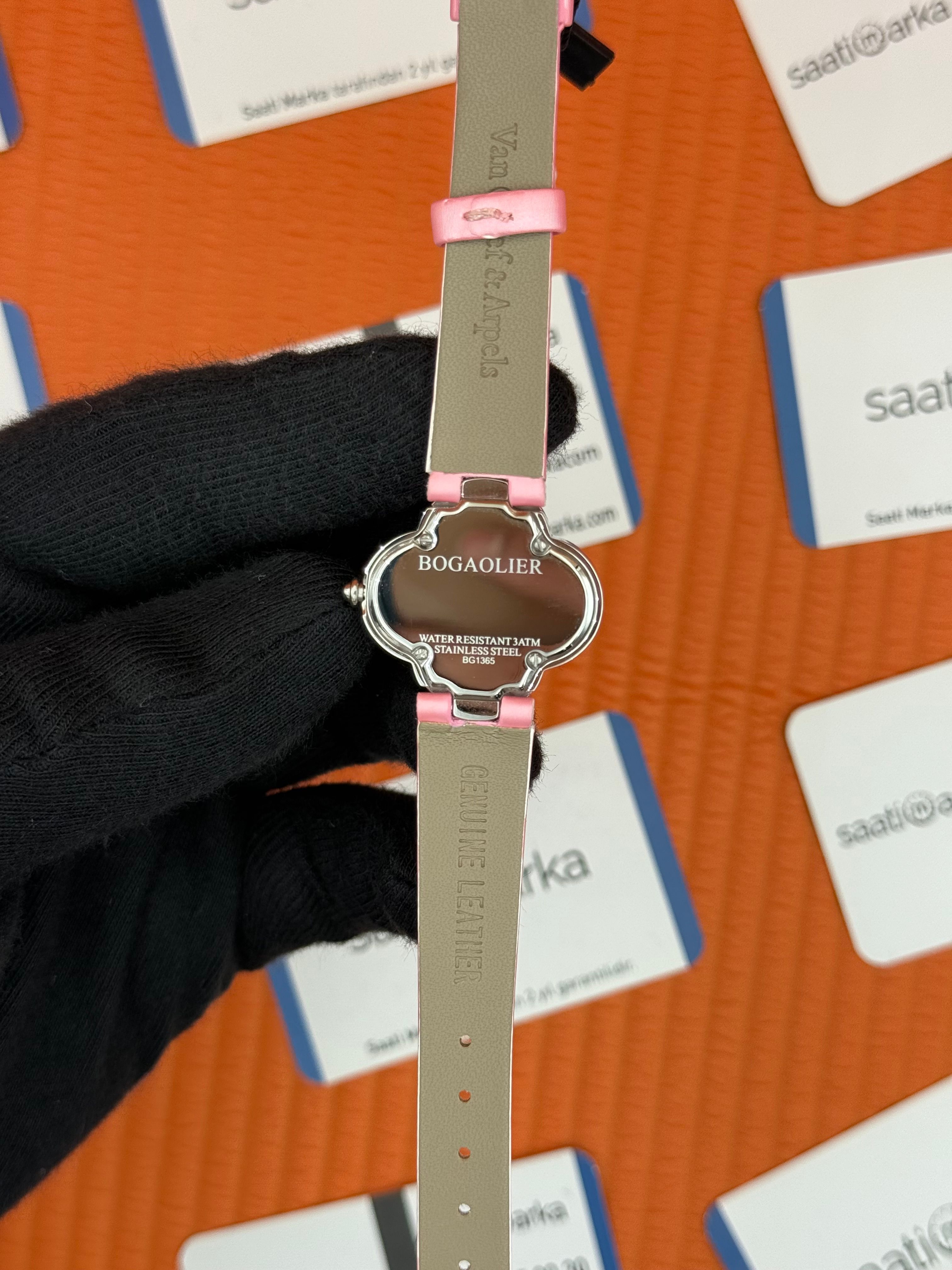 VAN CLEEF beyaz kadran pembe deri kordon taşlı bezel kadın kol saati