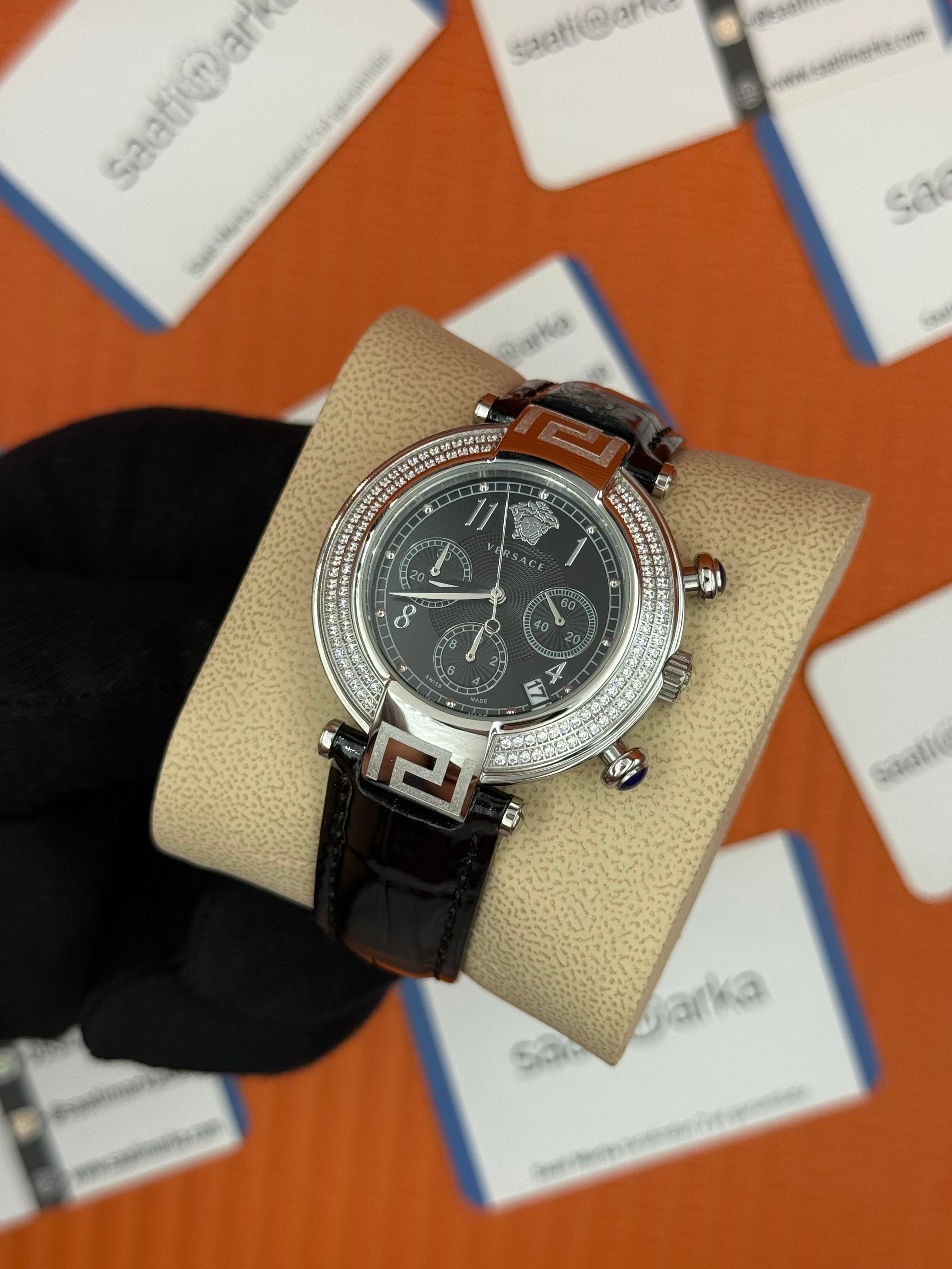 VERSACE taşlı bezel siyah kadran siyah deri kordon silver kasa kadın kol saati
