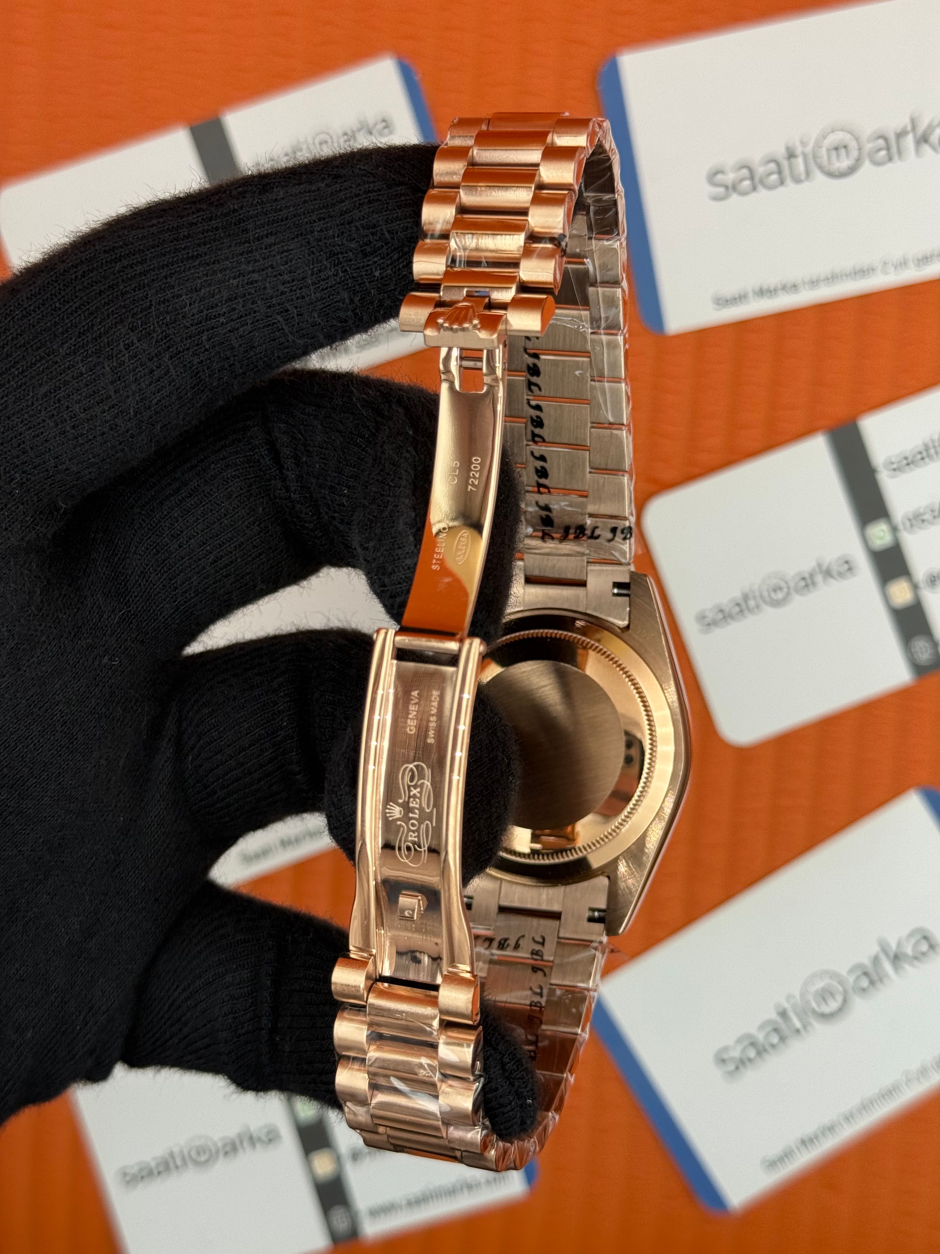 ROLEX Day Date roma rakamlı yeşil kadran rose kasa-kordon oyster 