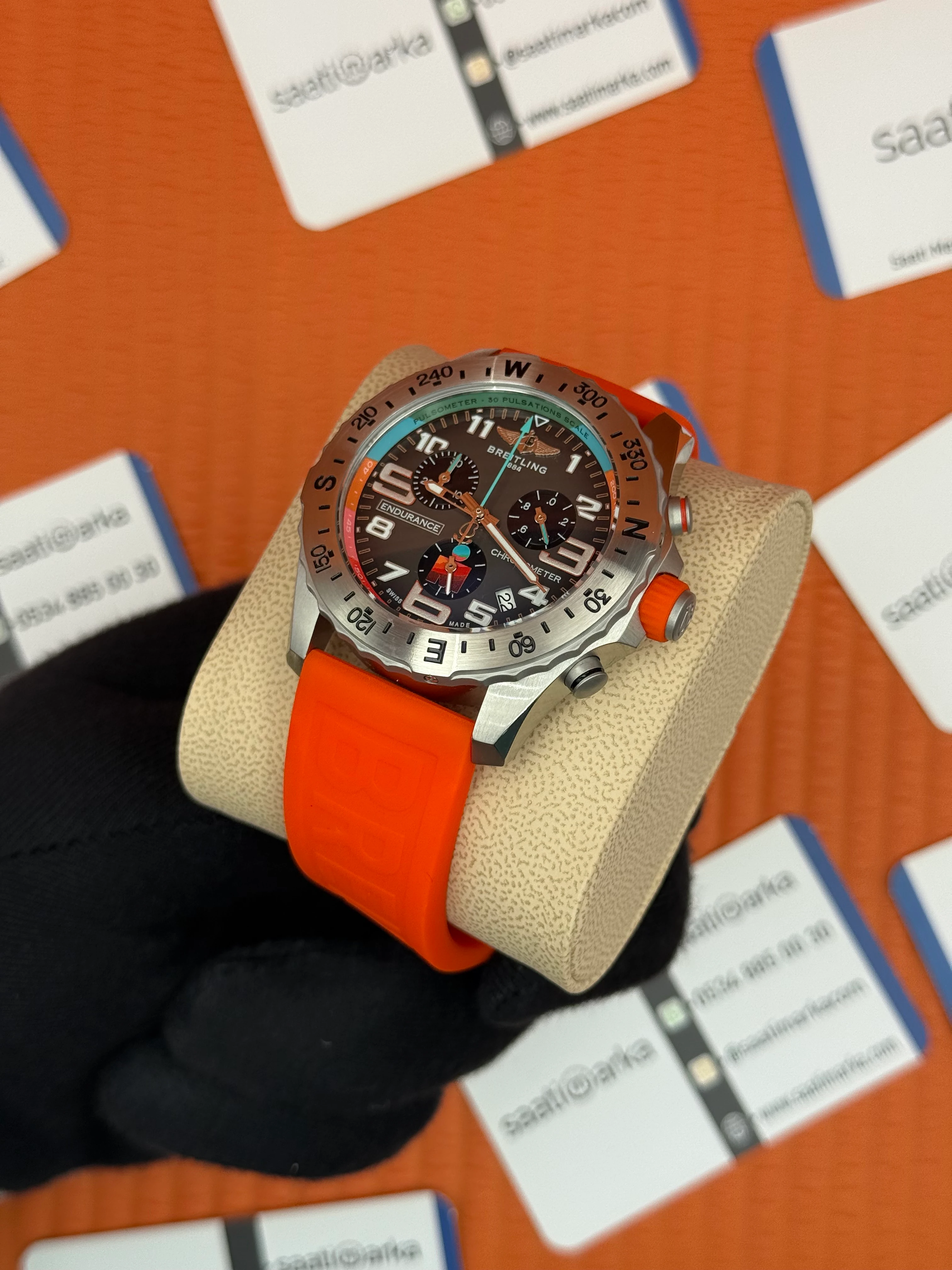 BREITLING Endurance turuncu kauçuk kordon gri kadran çelik kasa