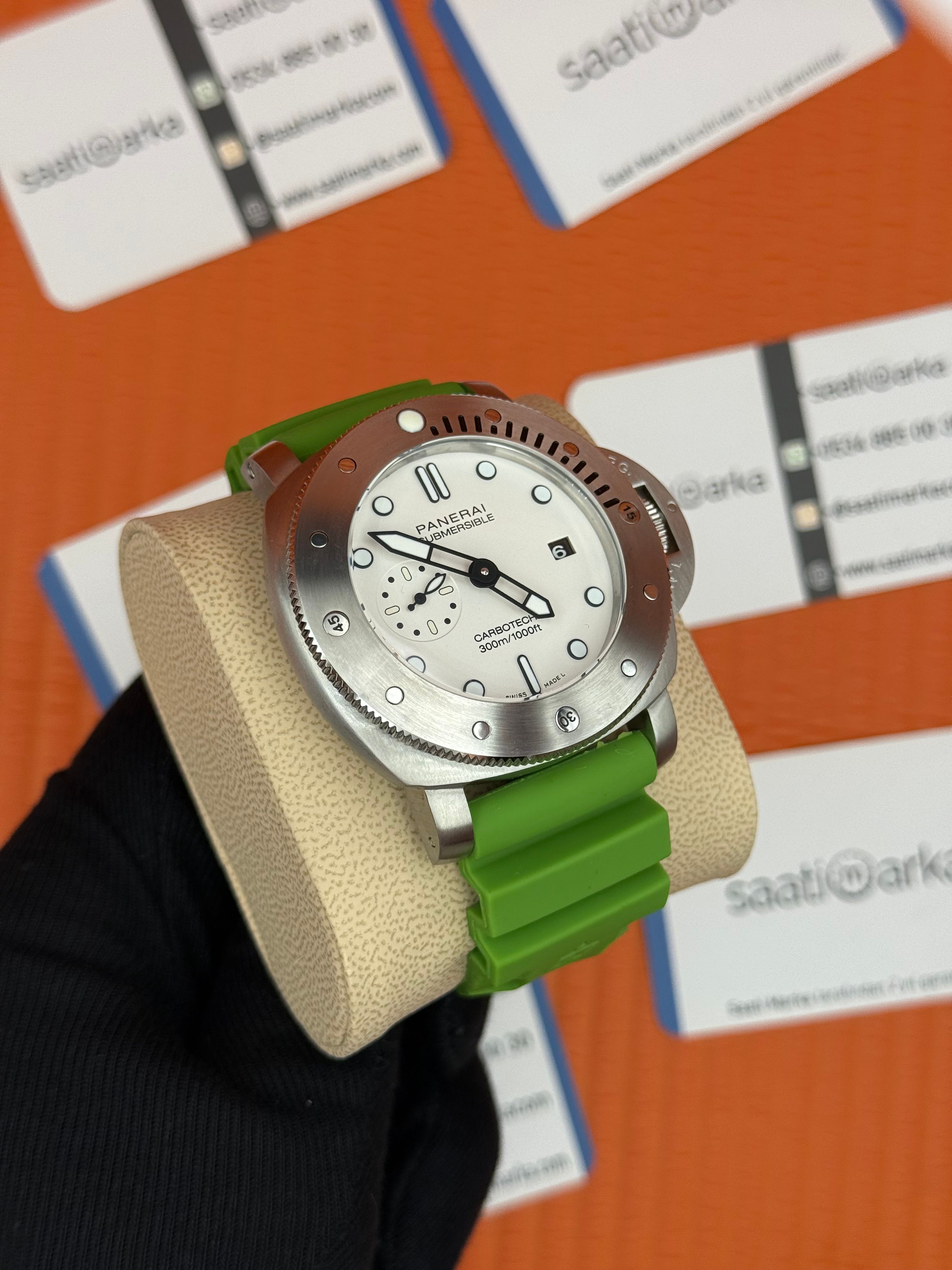 PANERAI submersible carbotec yeşil kauçuk kordon beyaz kadran silver kasa 