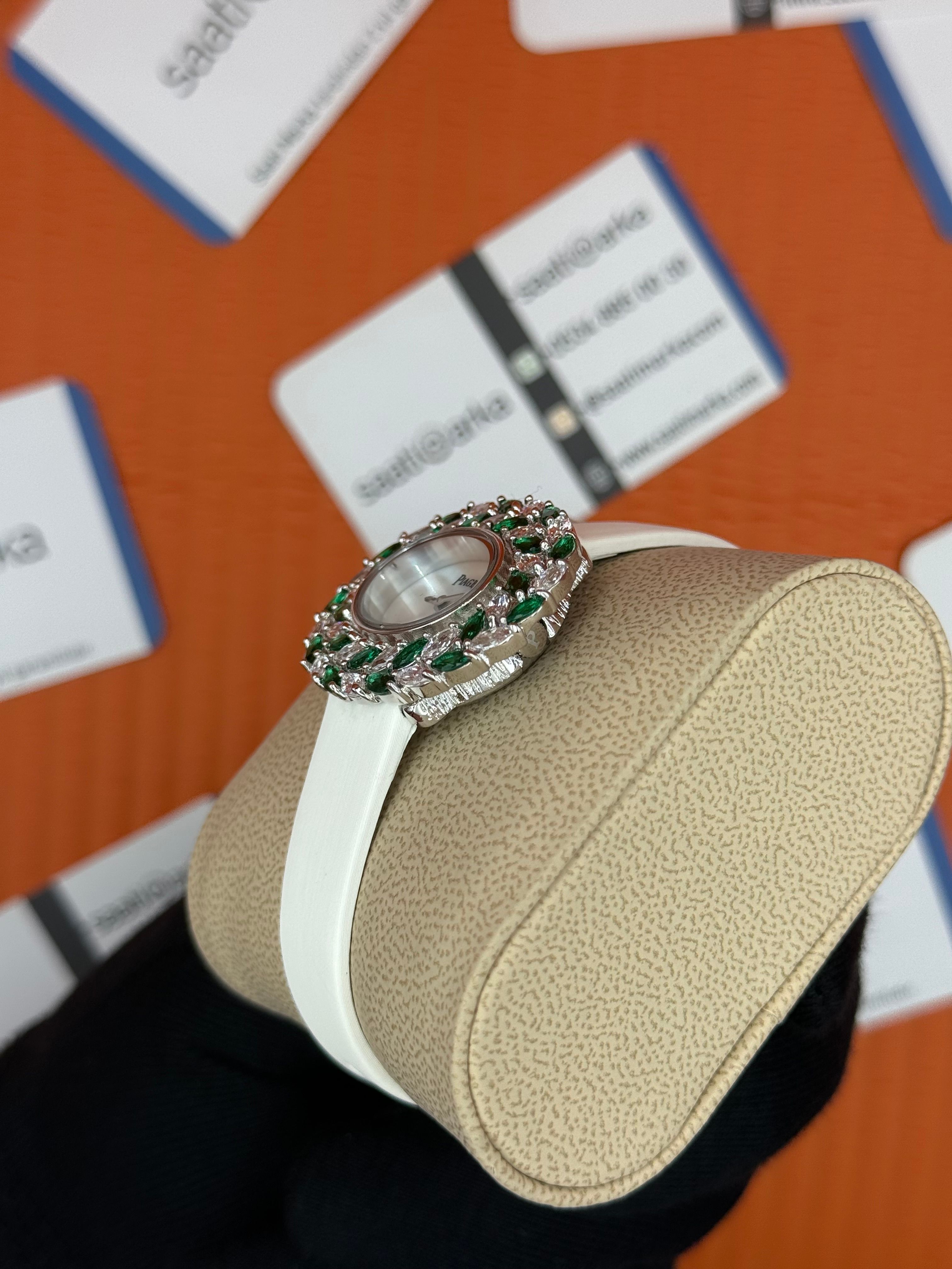 PIAGET taşlı bezel sedef kadran beyaz deri kordon