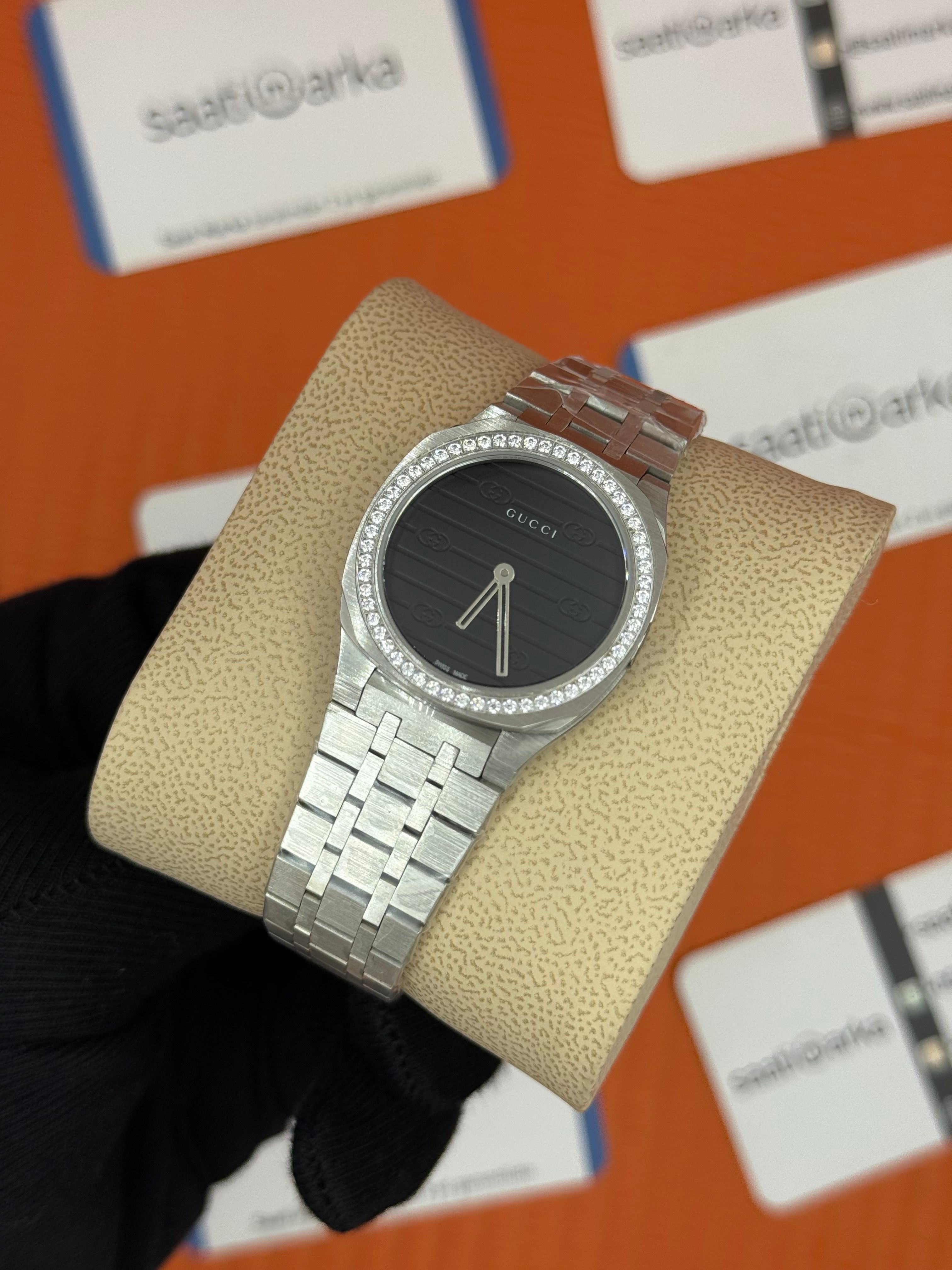 GUCCI siyah kadran taşlı bezel silver kasa kordon kadın kol saati