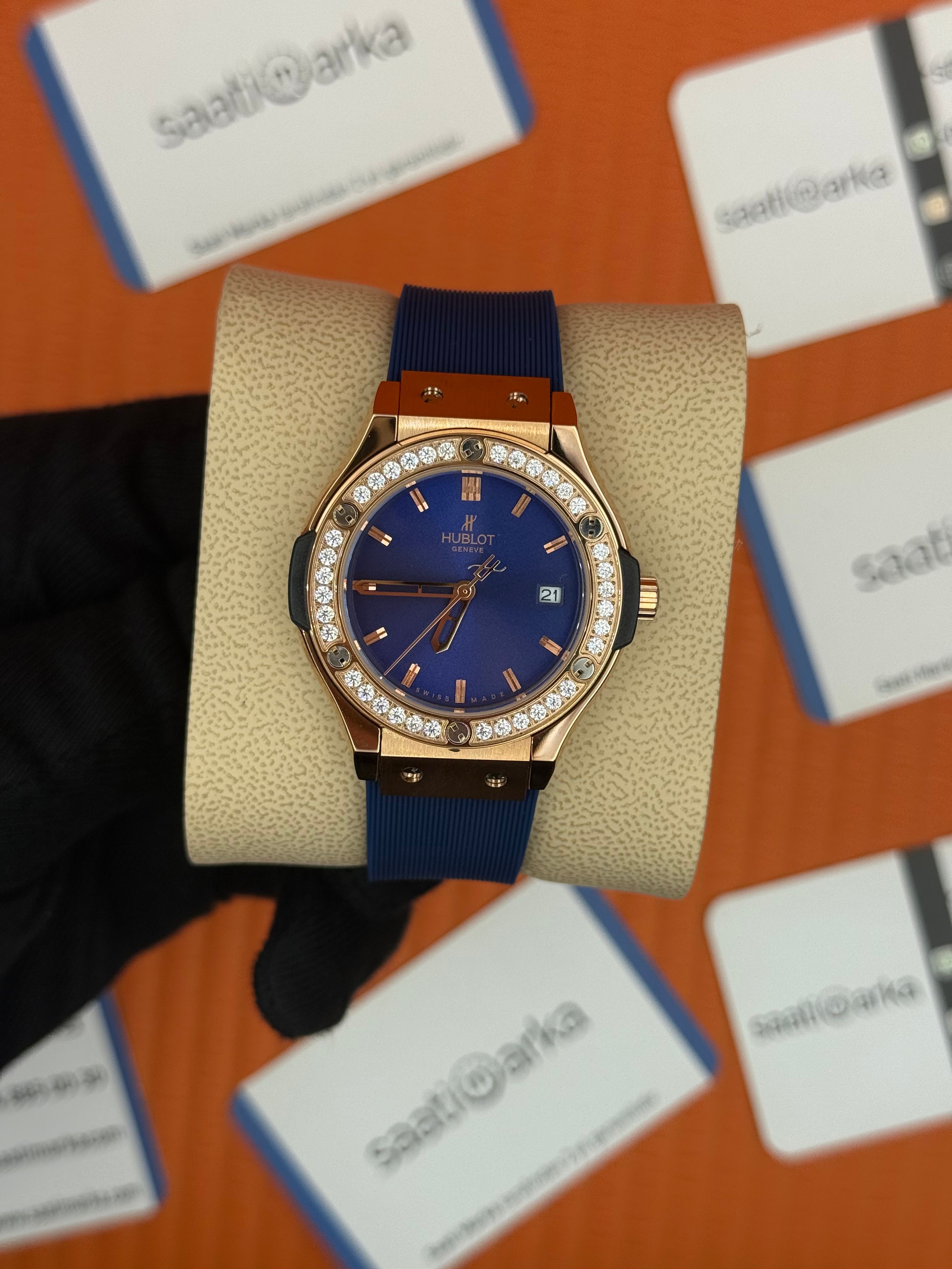 HUBLOT taşlı bezel rose kasa mavi kadran mavi kauçuk kordon kadın kol saati