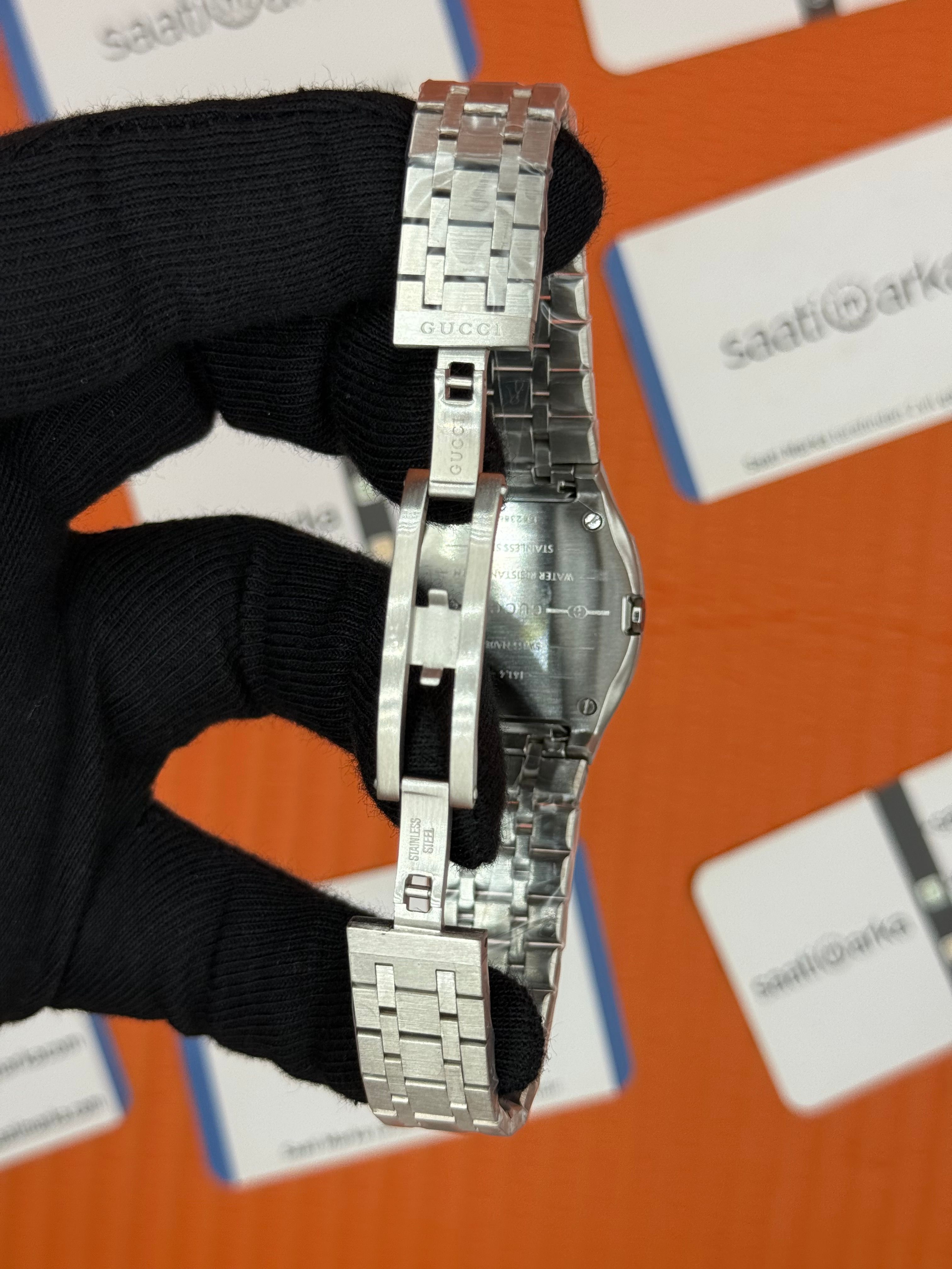GUCCI siyah kadran taşlı bezel silver kasa kordon kadın kol saati