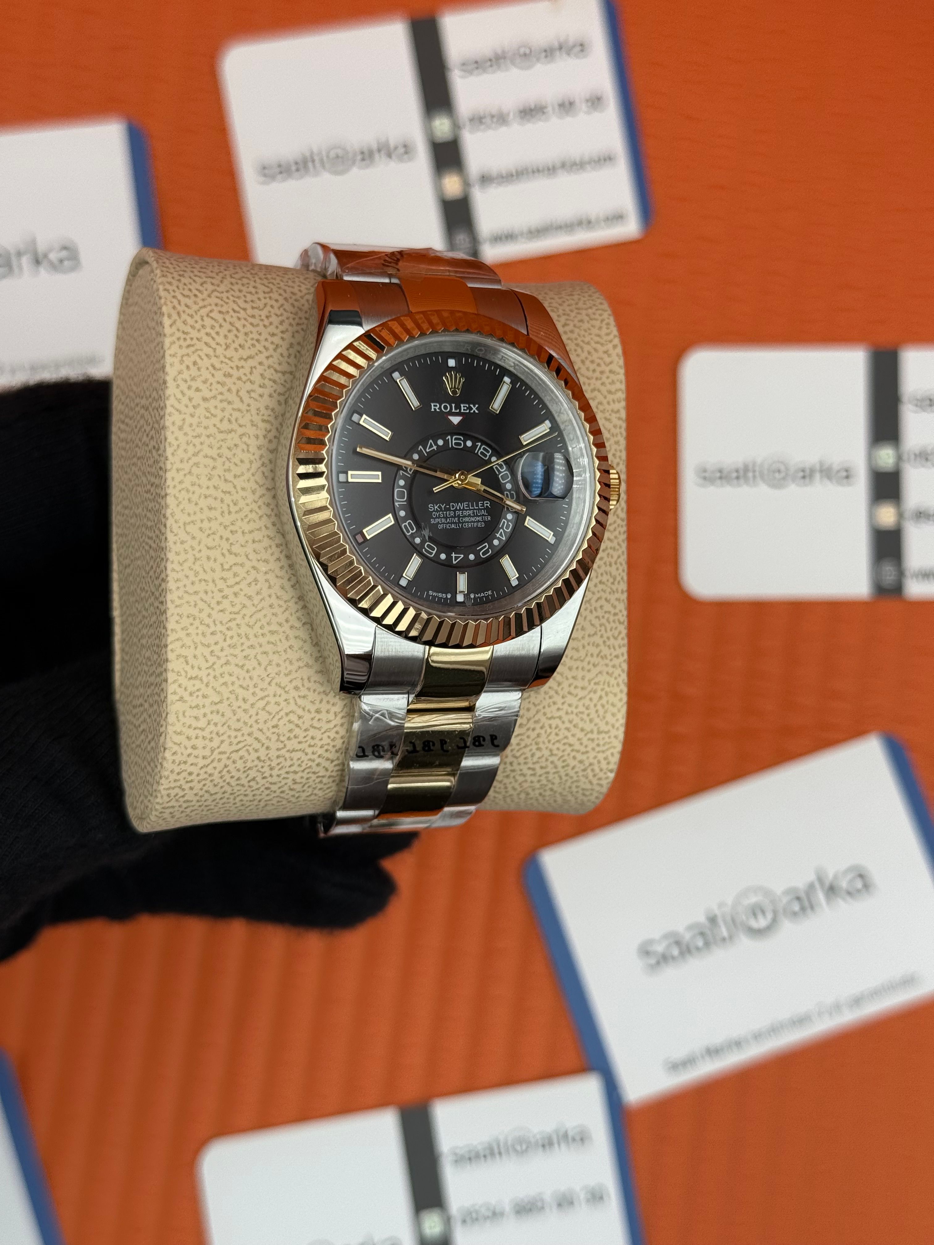 ROLEX Sky Dweller black dial oyster kordon gold silver kasa-kordon