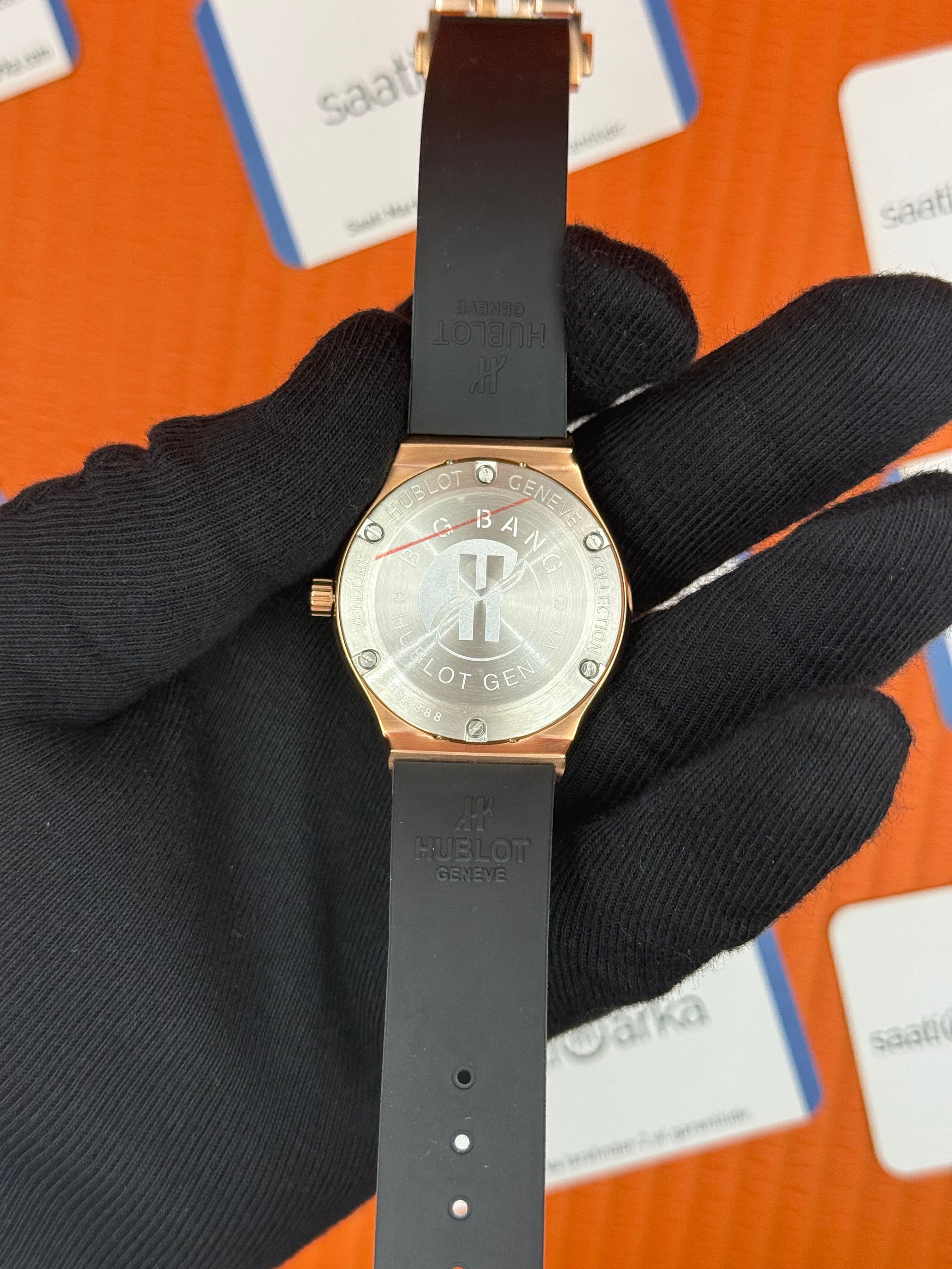 HUBLOT taşlı bezel rose kasa beyaz kadran siyah kauçuk kordon kadın kol saati