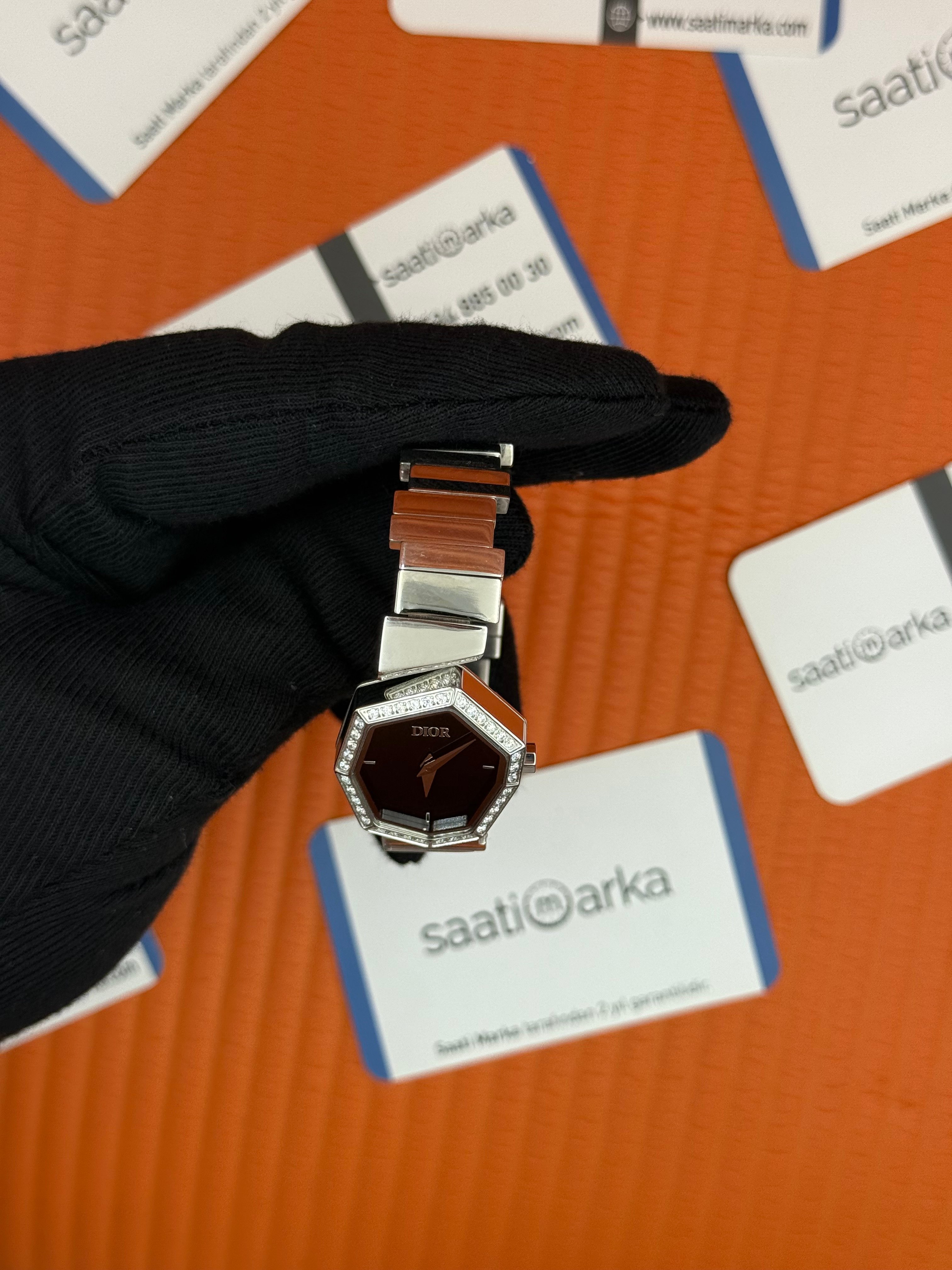 DİOR taşlı bezel siyah kadran silver kasa kordon kadı  kol saati