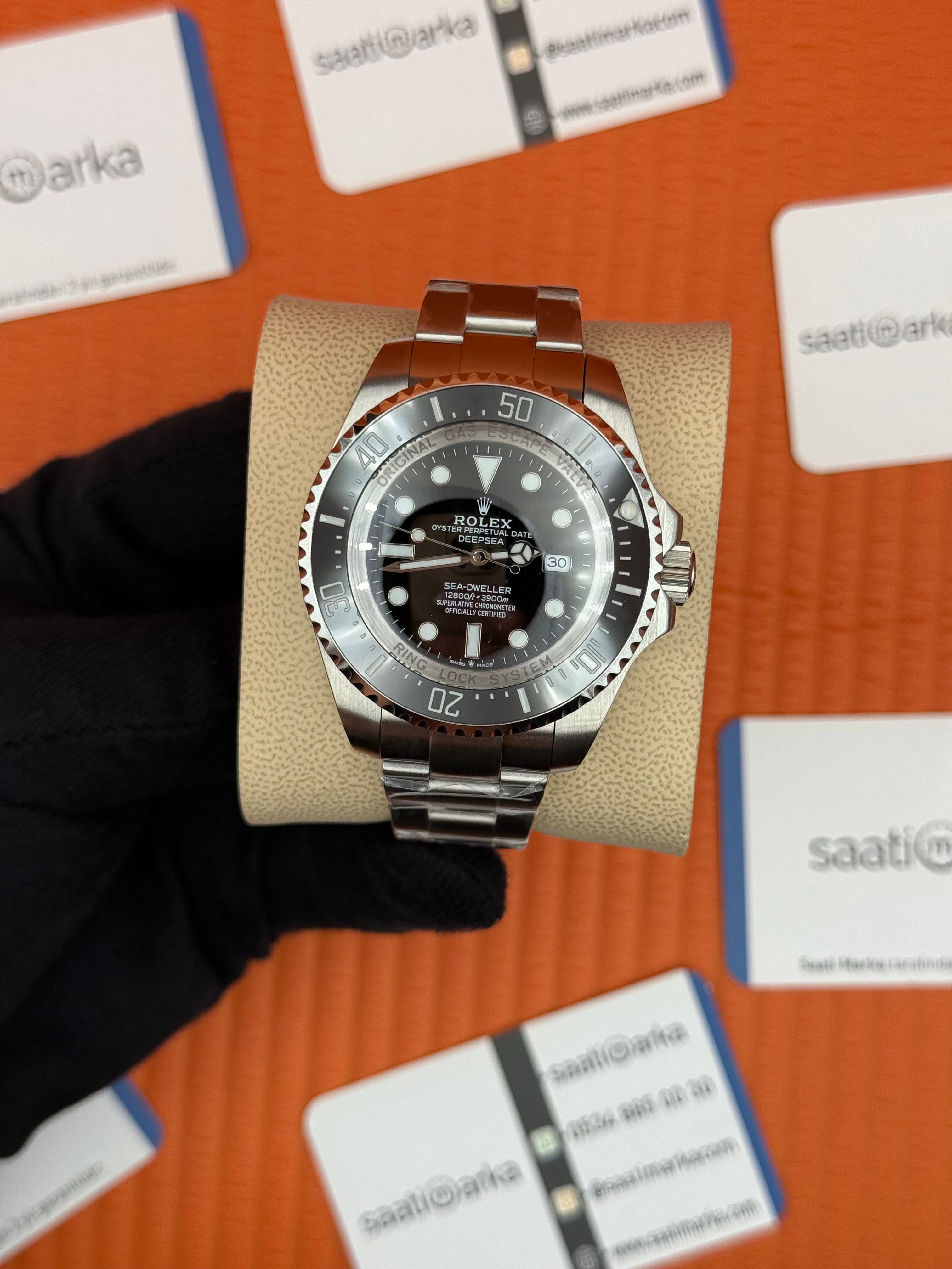 ROLEX Sea Dweller oyster date black dial silver kasa-kordon