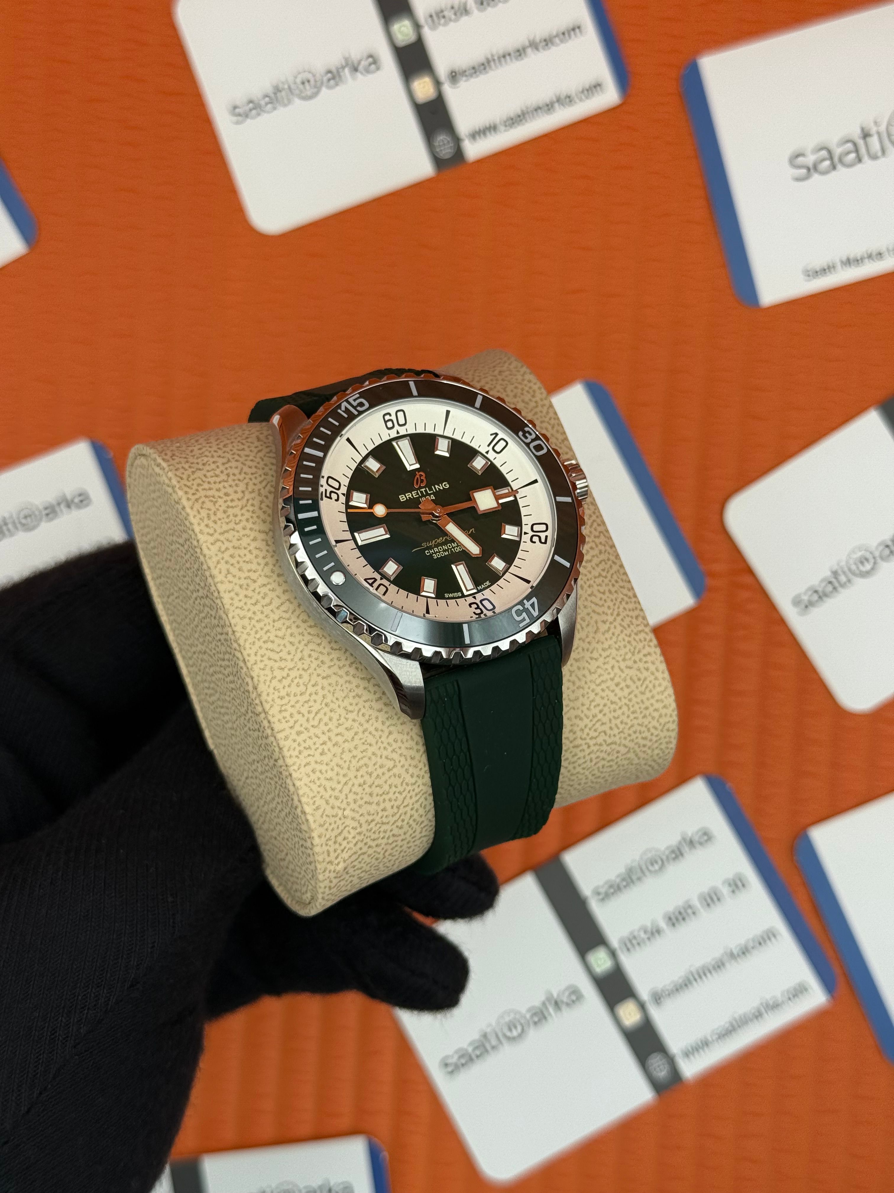 BREITLING Superocean yeşil kauçuk kordon yeşil kadran
