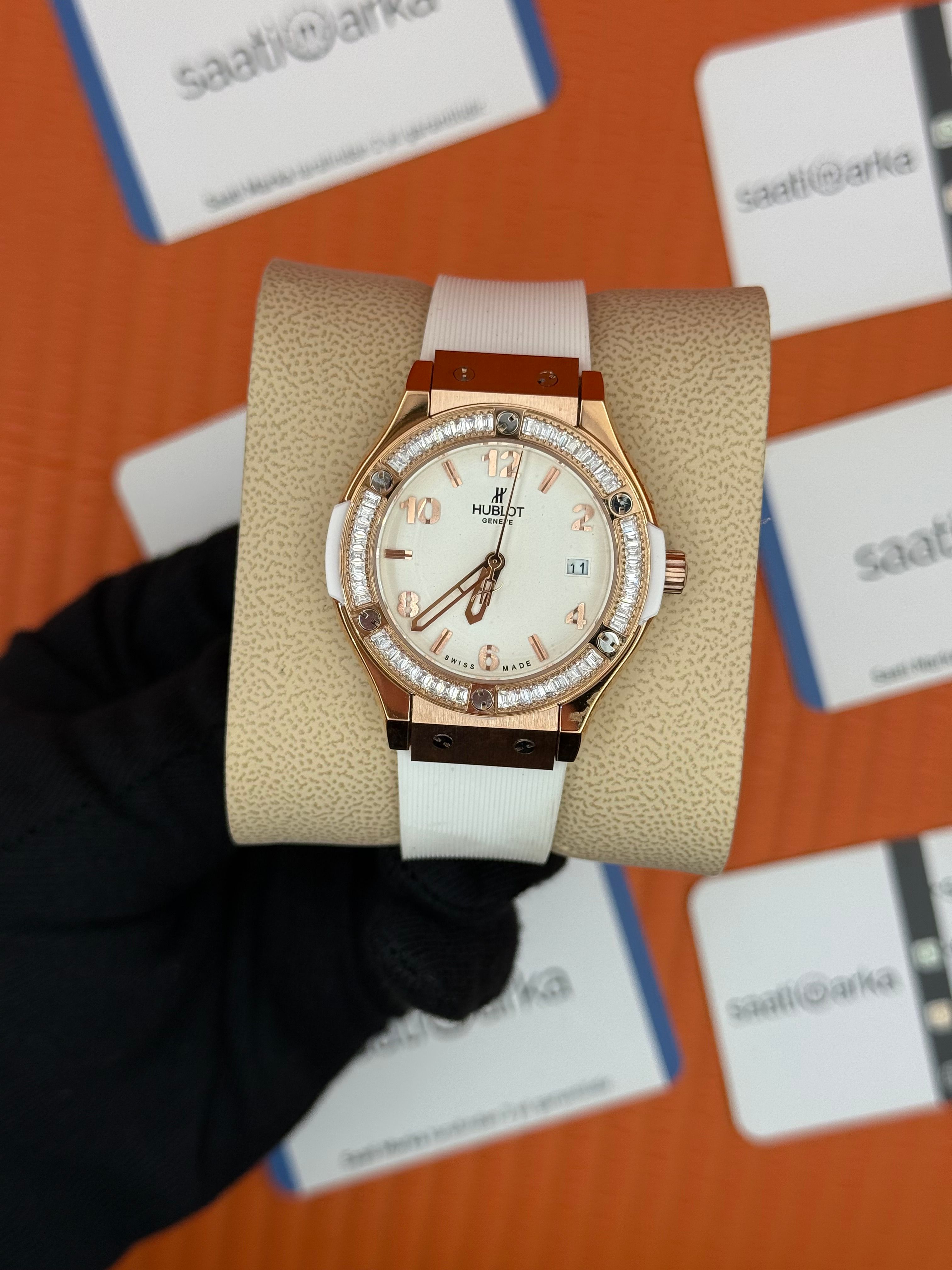 HUBLOT taşlı bezel beyaz kadran rose kasa beyaz kauçuk kordon kadın kol saati