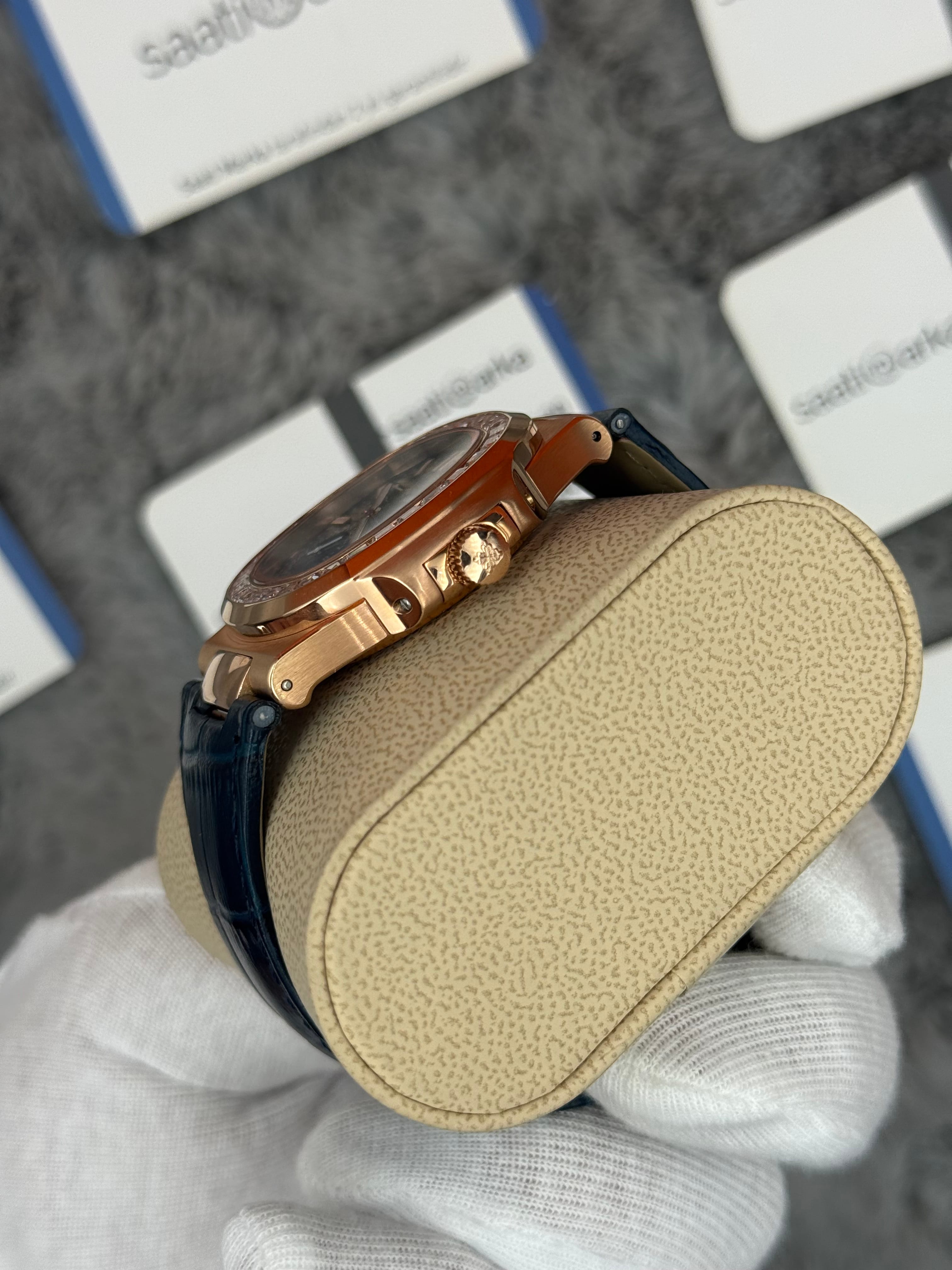 PATEK PHİLİPPE nautilus moontphase 5712 taşlı bezel lacivert kadran lacivert deri kordon rose kasa 40mm erkek kol saati