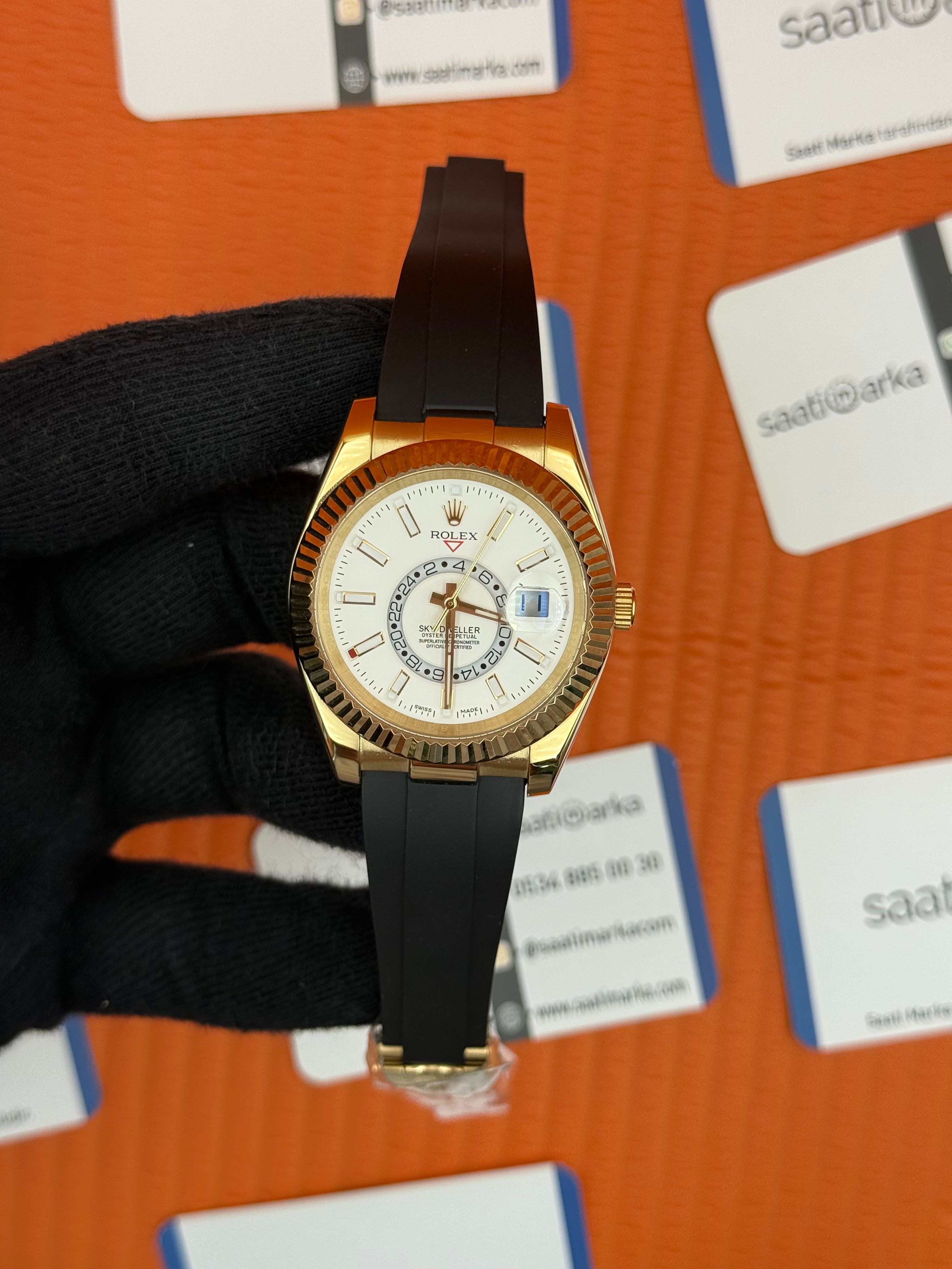 ROLEX Sky Dweller white dial gold kasa siyah kauçuk kordon