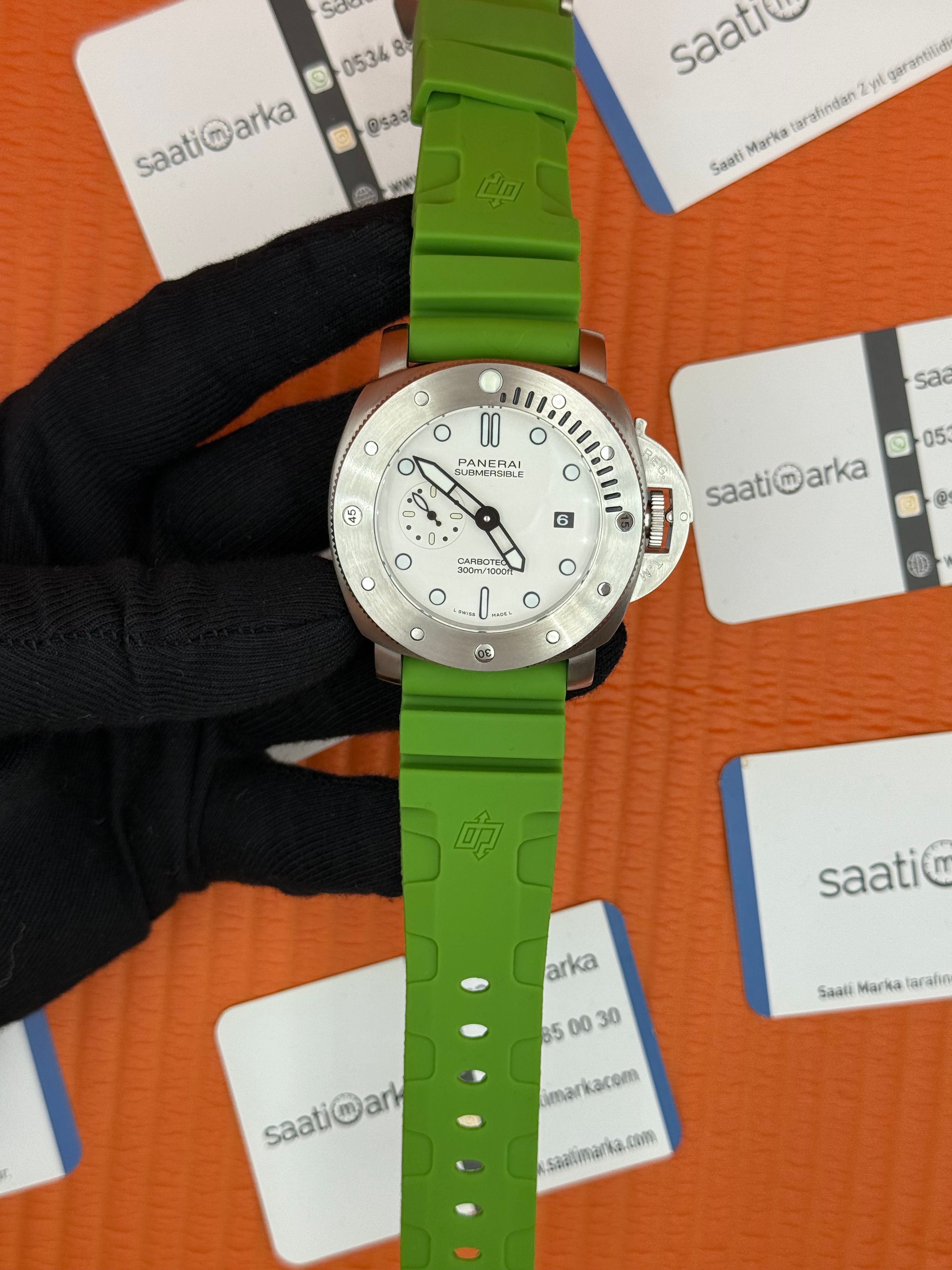 PANERAI submersible carbotec yeşil kauçuk kordon beyaz kadran silver kasa 