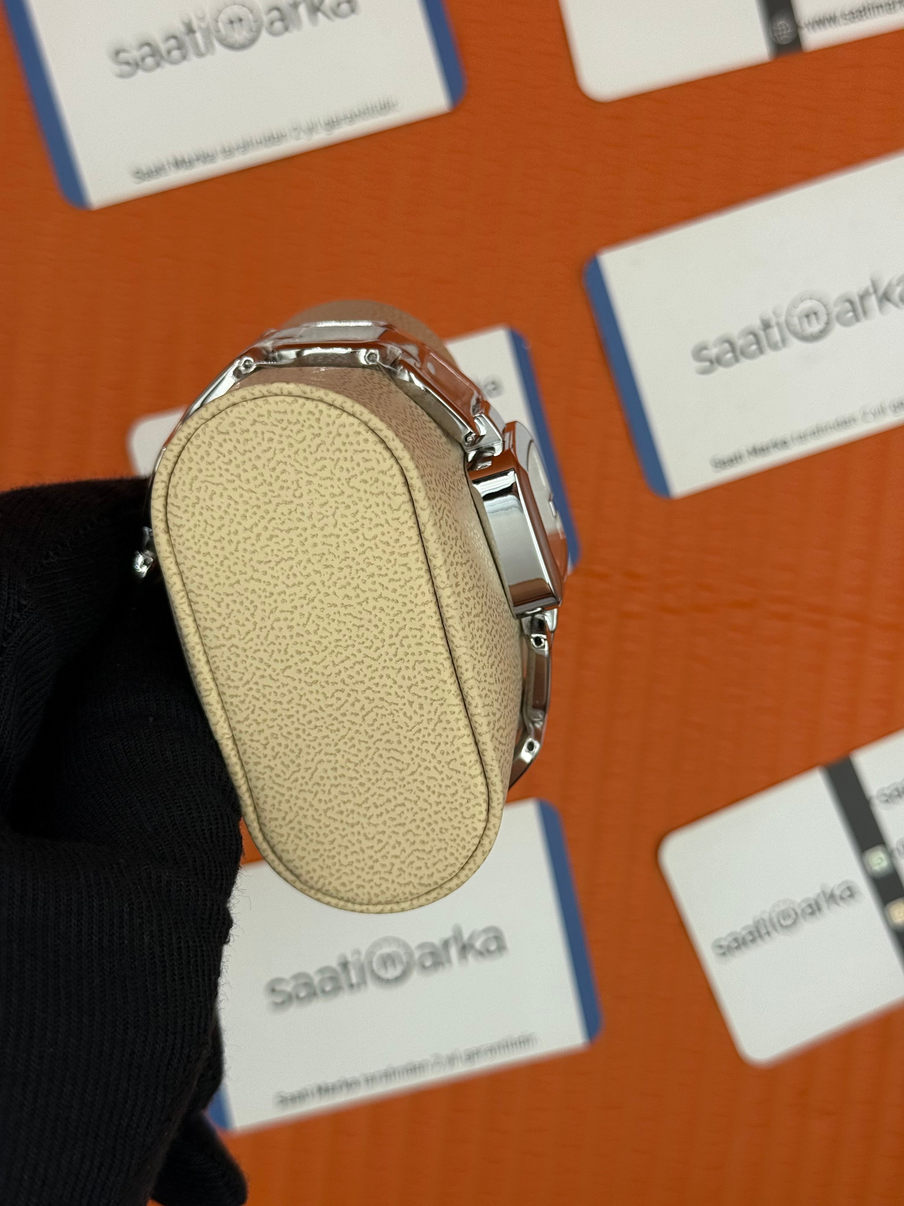 GUCCI YA 126455 beyaz kadran silver kasa kordon kadın kol saati