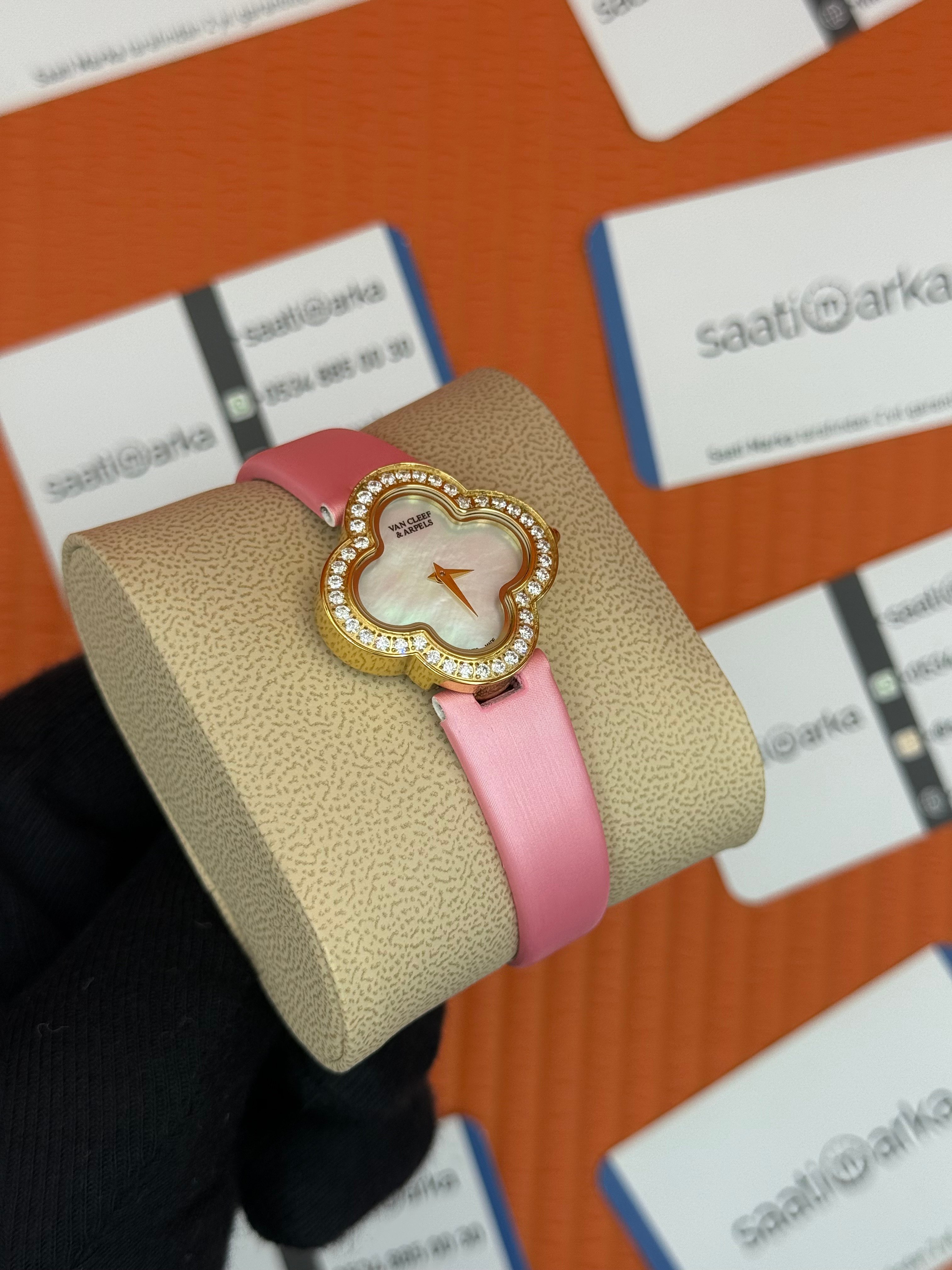 VAN CLEEF beyaz kadran pembe deri kordon gold kasa taşlı bezel kadın kol saati