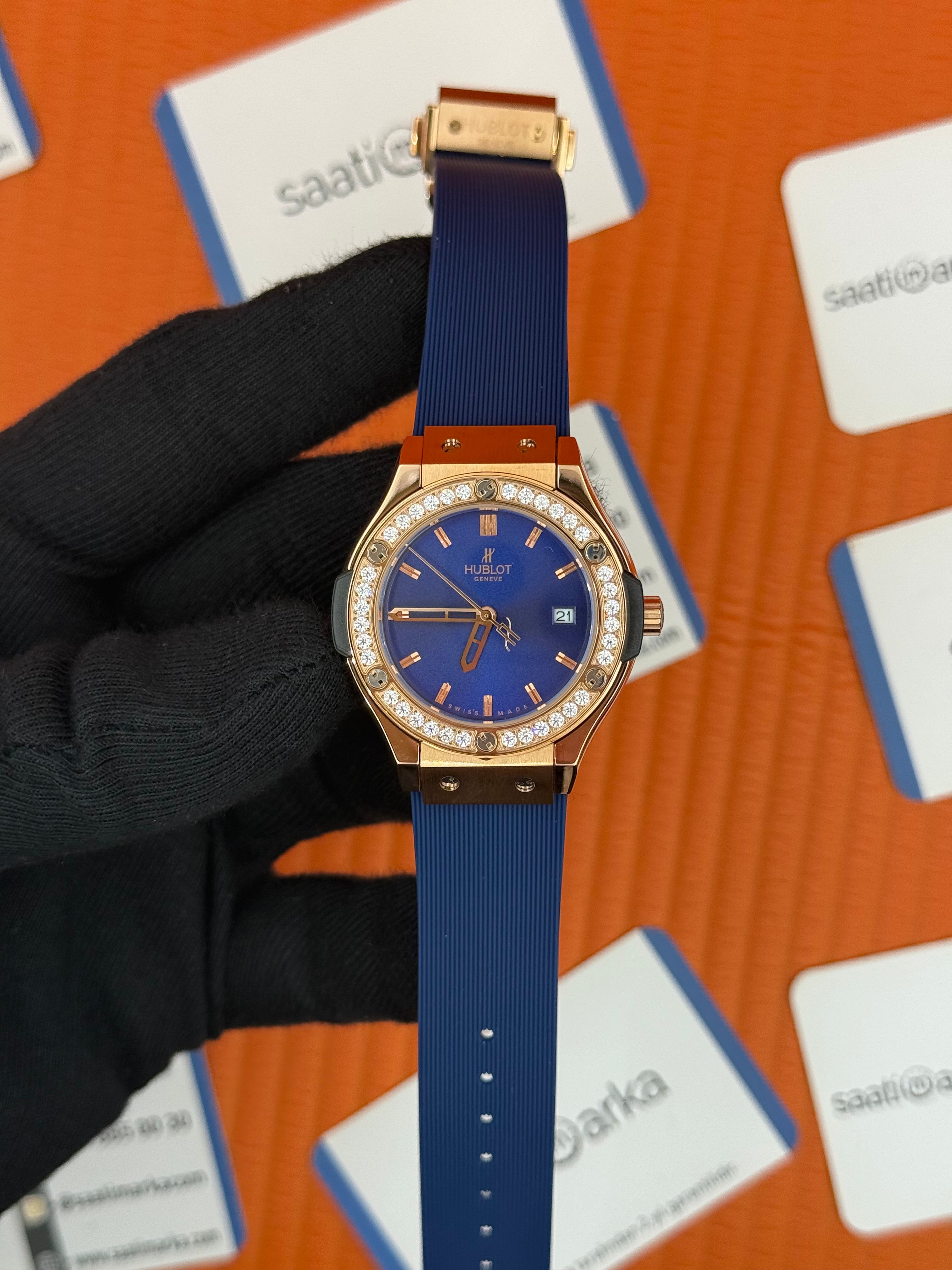 HUBLOT taşlı bezel rose kasa mavi kadran mavi kauçuk kordon kadın kol saati