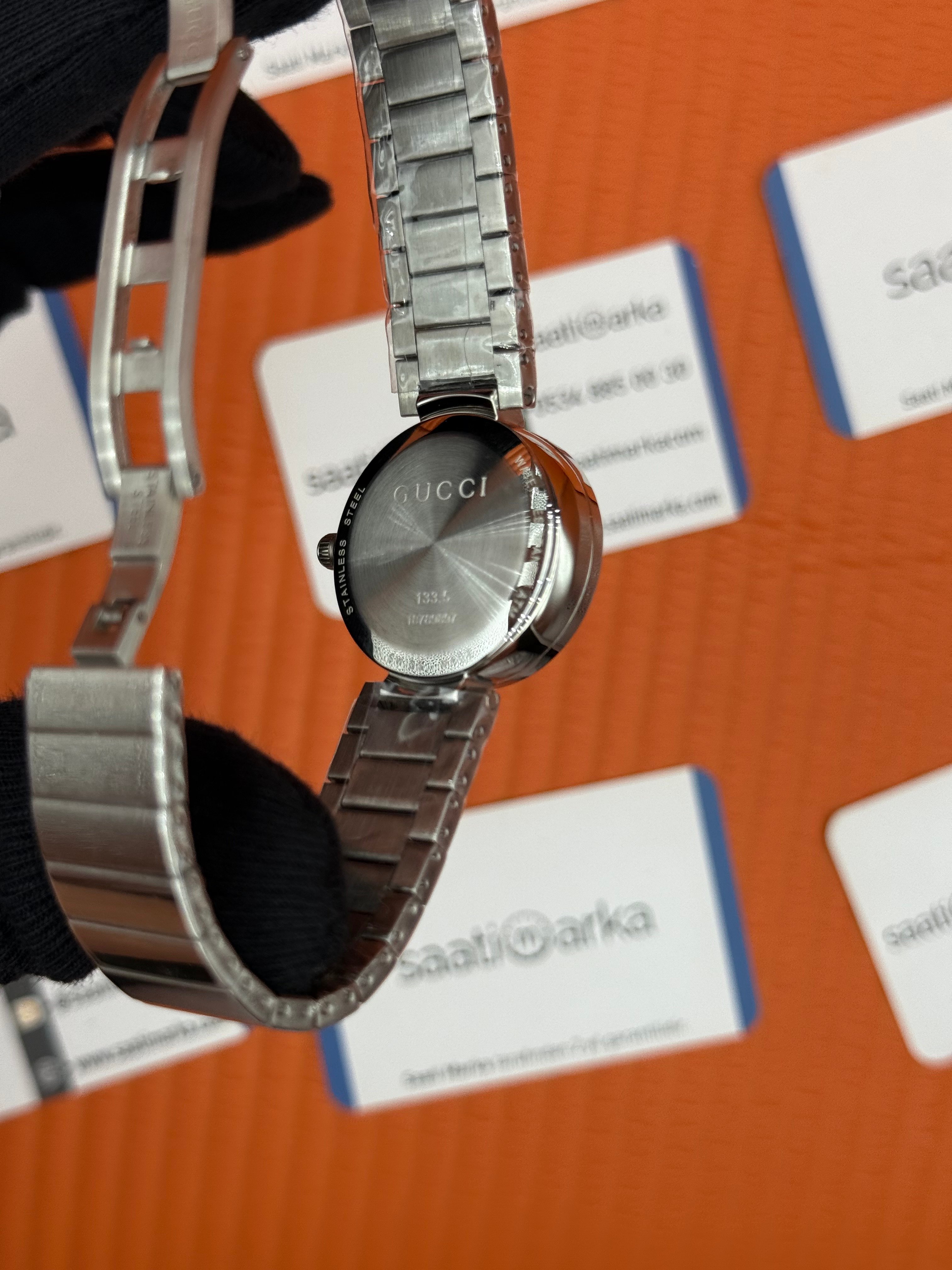GUCCI antrasit kadran silver kordon taşlı bezel 