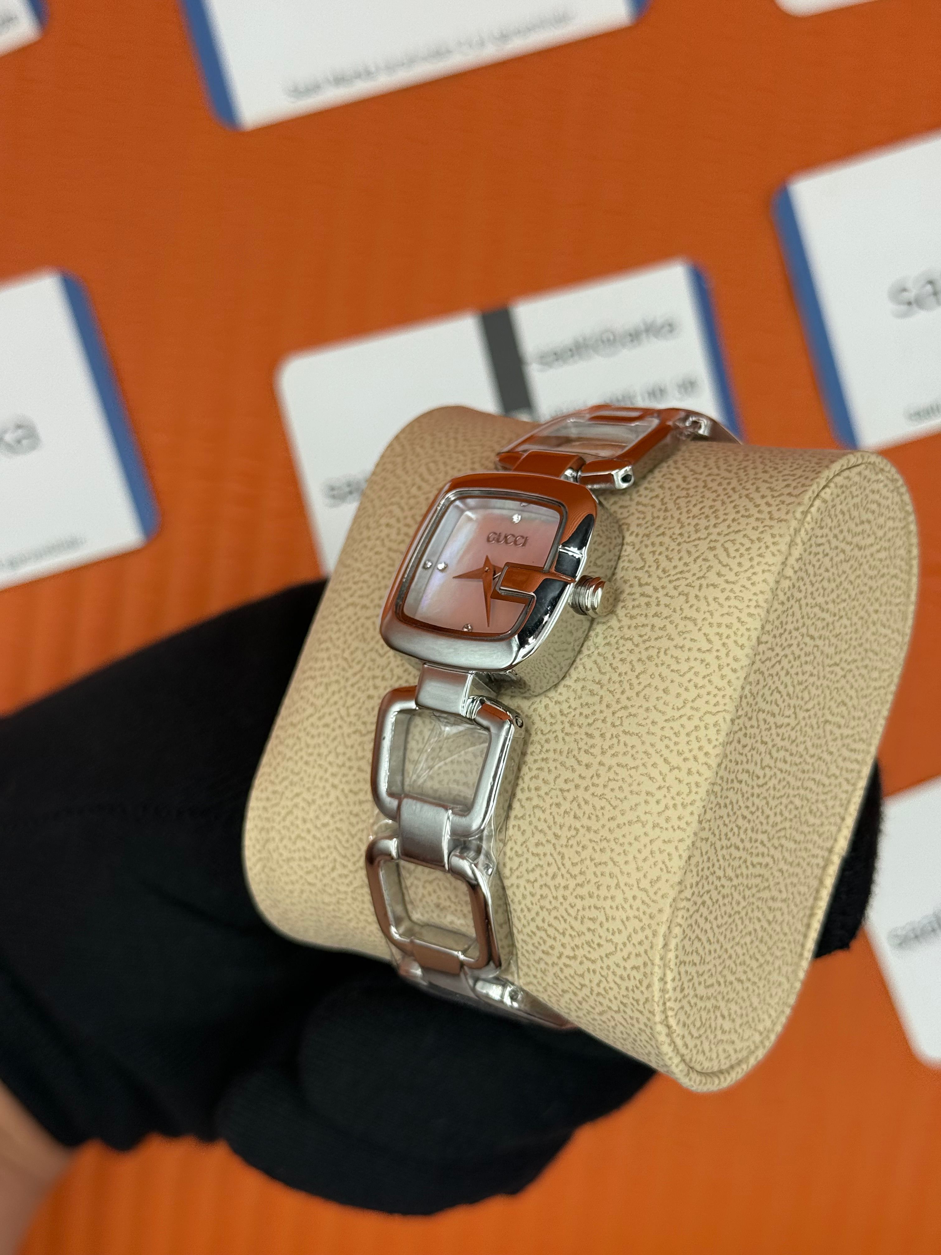 GUCCI YA125502 beyaz sedefli kadran silver kasa kordon kadın kol saati