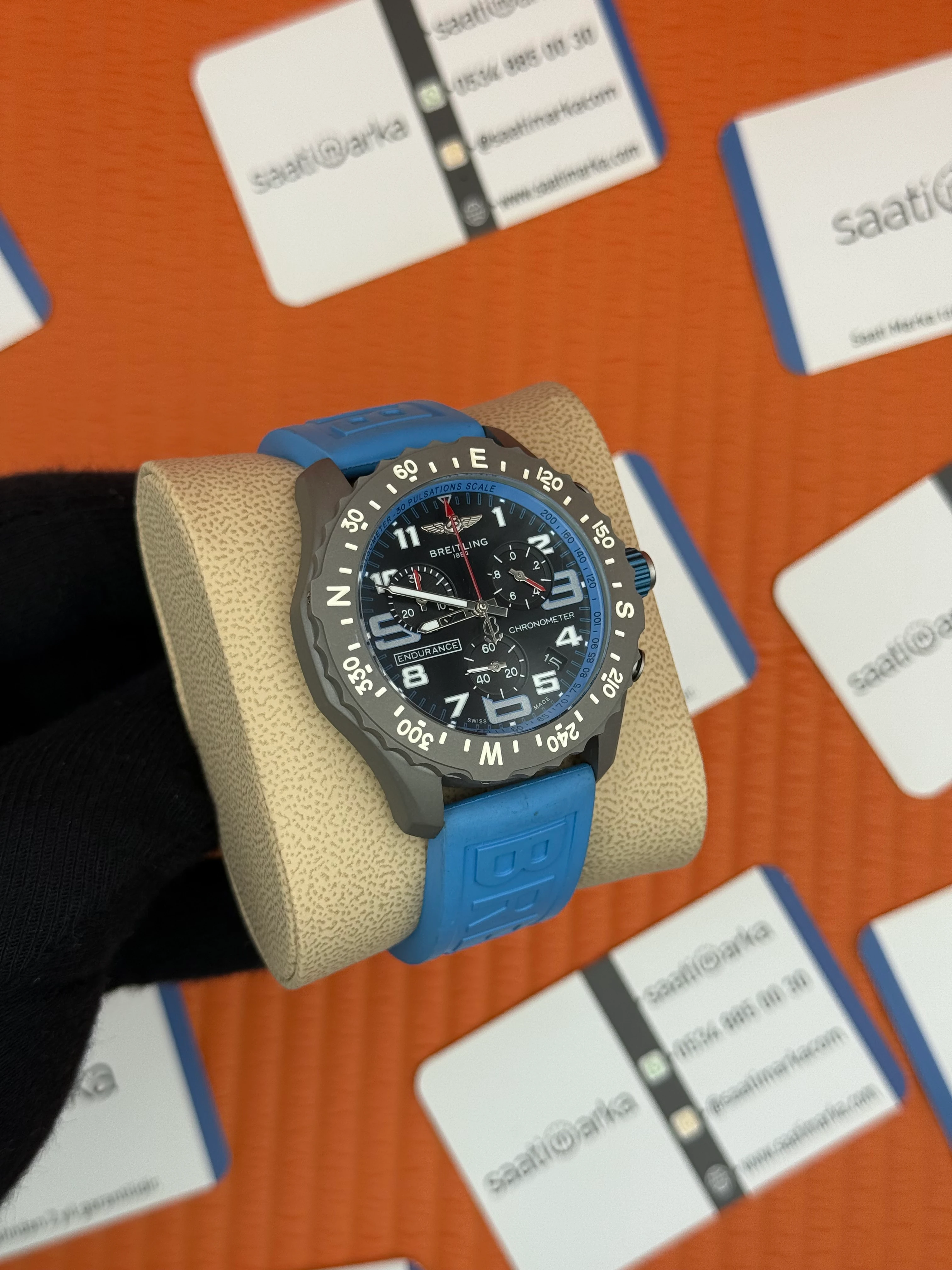 BREITLING Endurance mavi kauçuk kordon siyah kadran çelik kasa