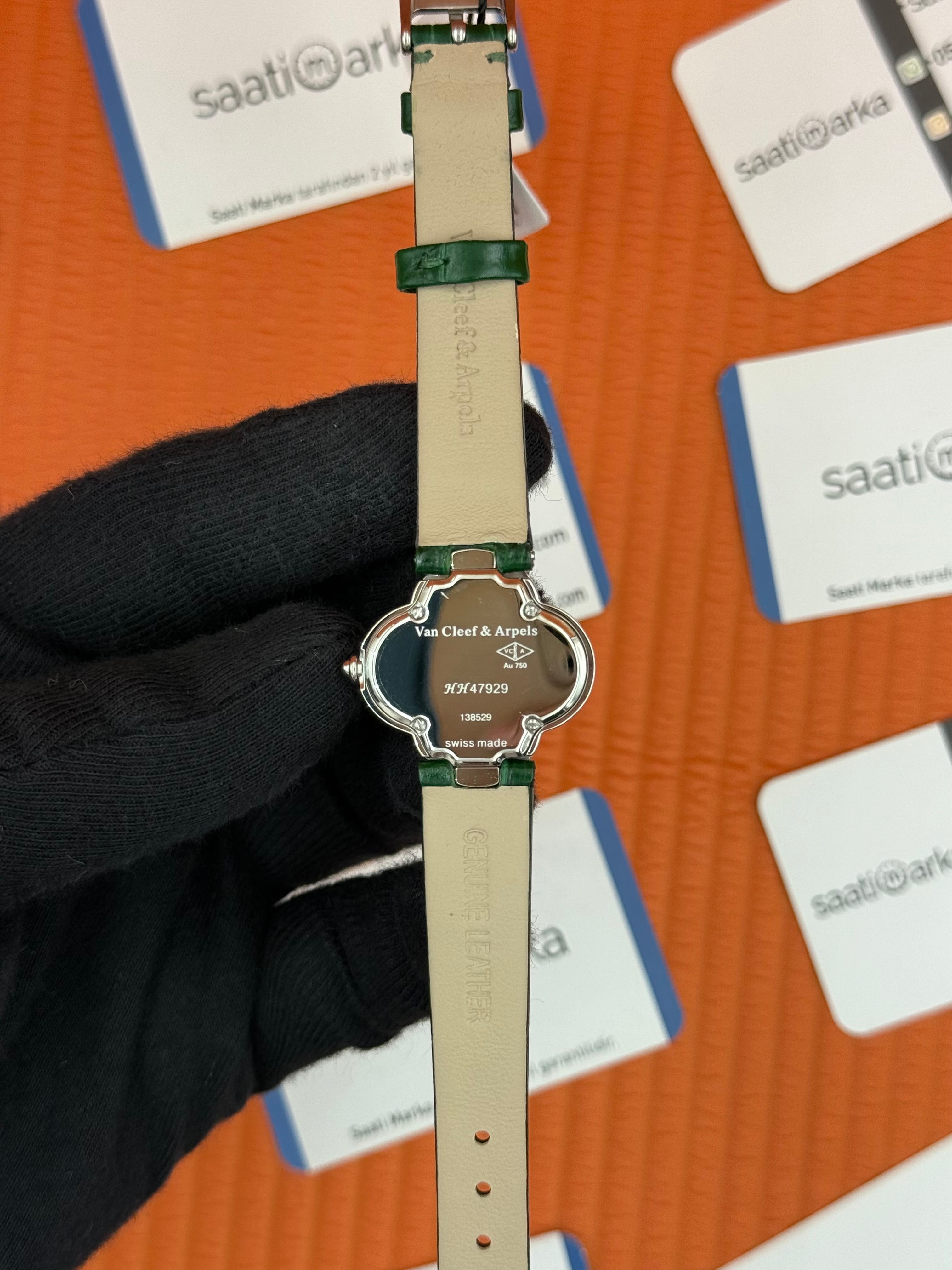 VAN CLEEF beyaz kadran taşlı bezel yeşil deri kordon kadın kol saati